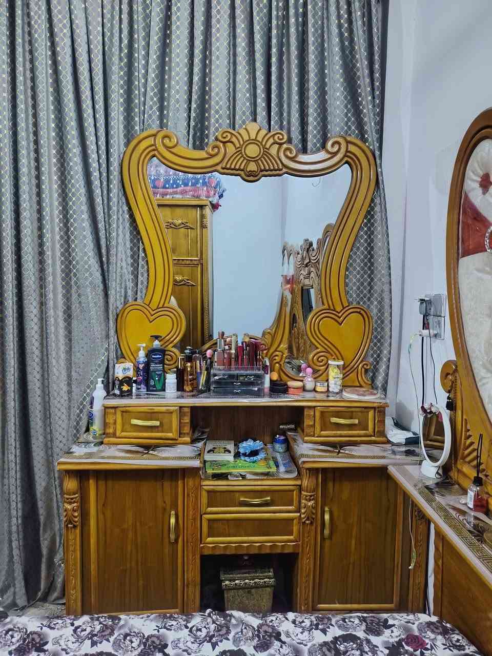 ميز مرايا وتاج جرباية للبيع
سعر الواحدة 100 الف
***********
