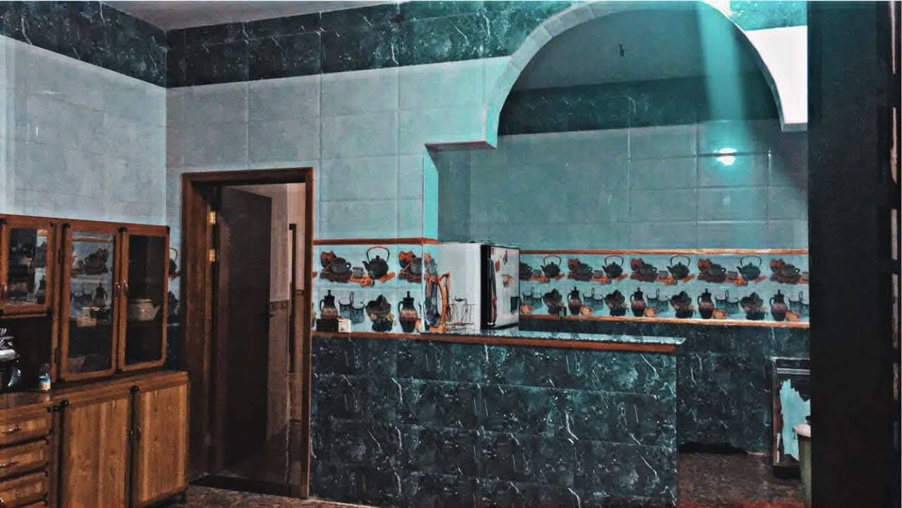 دار للبيع في القريه الجامعيه على خط السريع 
‏ مساحة  900 متر 
‏
‏الدار يتكون من استقبال + هول  +ثلاث غرف نوم +مطبخ حار بارد + مجمع صحيات 
‏
‏الطابق الثاني يتكون. من ثلاث غرف نوم + هول + مجمع صحيات.  
‏
‏واصل تبليط+ ماء + كهرباء+بلديه 
‏للاستفسار اتصال على رقم ***********الدار للبيع  
‏
