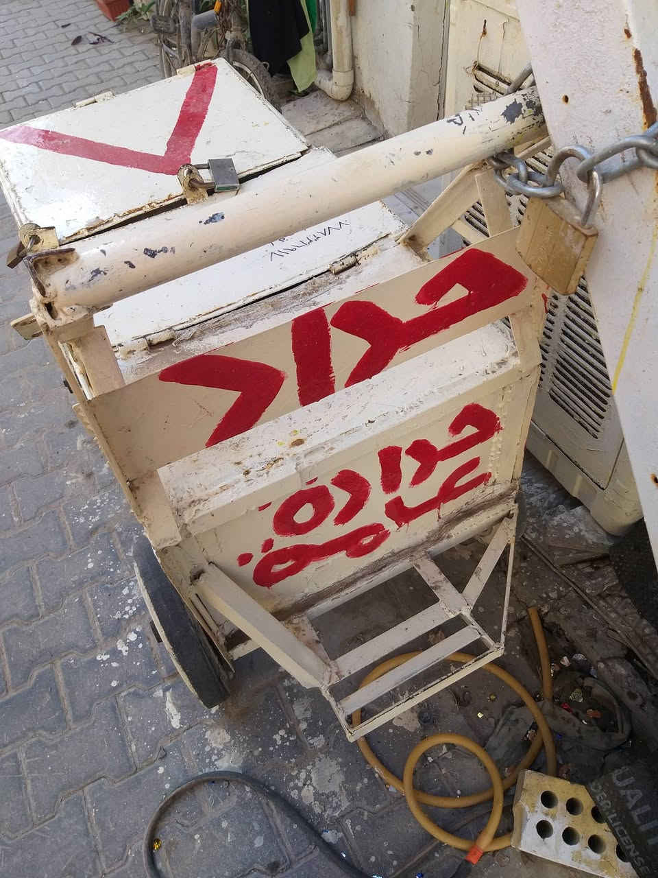 للبيع عربانه حديد ٤ تايرات ربل اصلي مطاط حديد تكمه عربانه تحمل ٤ دبلات ضد طسات تصلح حداده عامه متنقله للبيع رقمي ***********
