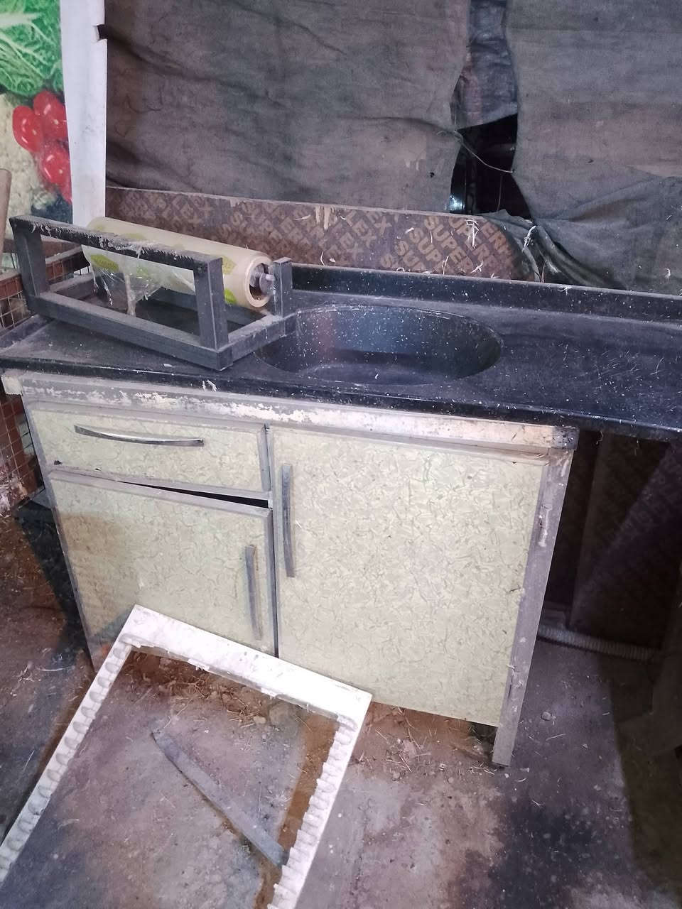غراض محل دجاج حي للبيع كامل شلع  موجود السعر 800وبيهن مجال  الف اي استفسار اتصال *********** بي واتساب ميزان كتروني
