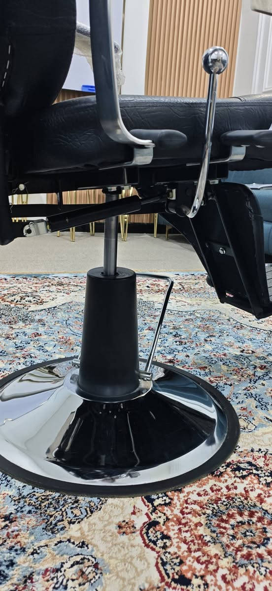 كرسي حلاقة نظافة 100%
السعر 150 الف 
مكاني الديوانية مركزز 
***********
