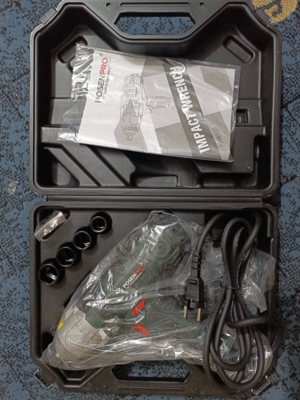 وحش العزم وصل.. إمباكت "بوزن برو" PPIW550 الجبّار! 🛠️💥
​لأهل  الورش، وأصحاب السيارات، والفيترية والصيانة  وعشاق العدة الأصلية.. إذا تدور جهاز "كراف" يبيض الوجه وما يوكف بنص الشغل، هذا المنشور الك.
​✅ أداء ثابت وعزم حقيقي: الجهاز يشتغل بكهرباء مباشرة، يعني ينطيك عزم 500 نيوتن متر صافية ومستقرة، مو مثل دريل الشحن اللي يضعف عزمة كلما نزل شحن الباتري.
​✅ قلب نحاس 100%: الملف الداخلي سيم نحاس صافي، يتحمل حرارة عالية وشغل متواصل بدون ما يحمى أو يتعب الماطور.
​✅ سرعة ودقة بالعمل: سرعة الدوران توصل لـ 3800 دورة بالدقيقة، يعني يطك أصعب برغي "ويل" ناشف أو مصدّي بثواني معدودة.
​✅ لقم احترافية (Cr-V): يجي وياه 4 لقم قياس (17-19-21-22) مصنوعة من مادة Chrome Vanadium المقاومة للصدمات والكسر، مو لقم عادية تستهلك بسرعة.
​✅ نظام التبديل السريع: يحتوي على عتلة تحكم (يمين/يسار) فوق الزناد مباشرة، تخليك تحول من الفتح للشد بضغطة إصبع وحدة وبدون ما توكف شغلك.
​✅ صيانة بلمسة يد: تصميم الجهاز يسمح بتبديل الفحمات (Carbon Brushes) من الخارج وبسهولة، يعني الجهاز يعيش وياك عمر وصيانته بسيطة جداً.
​✅ ليش يتفوق على دريل الشحن؟ 🔋🚫
​لا توقفات: اشتغل 24 ساعة بدون ما تنتظر شحن باتري.
​أطول عمراً: لا تخاف من موت خلايا الباتري بعد سنة أو سنتين؛ هذا الجهاز "عمر ونفاذ".
​أقوى بالفعل: الكهرباء المباشرة تنطي قوة صدمة (Impact) منتظمة تحمي سن البرغي وتفتحه أسرع
.​✅ نظام فحمات خارجية: مصمم للكد والشغل الثقيل، تبديل الفحمات سهل وبنفسك، وهذا يضمن لك شغل مستمر وما يوكف.
​💡 ليش نظام الفحمات أحسن من البرشلس (Brushless)؟
​الاعتمادية: البرشلس كارت إلكتروني حساس يحترك بتذبذب الكهرباء، بينما الفحمات "ماطور خشن" يتحمل وما يتأثر.
​سهولة الصيانة: البرشلس تصليحه معقد، بس هذا مجرد تبدل فحماته يرجع جديد.
​قوة الفتح: الماطور الكلاسيكي ينطيك "نترة" أقوى للبراغي الناشفة والمصداية.

​✅ اقتصادي وعملي: سعره جداً مناسب مقارنة بدريلات الشحن الأصلية اللي تعبر الـ 200 ألف، وبنفس القوة والأداء.
​✅ المحتويات: الجهاز + 4 لقم احترافية + جنطة خزن بلاستيك مقوى (Heavy Duty) للحماية.
​💰 السعر: 75 ألف دينار فقط.
🚚 توصيل مجاني لكافة محافظات العراق.


**إذا كنت صاحب هذا الإعلان وتريد حذفه لأي سبب، رجاءا أرسل رسالة إلى الدعم الفني**