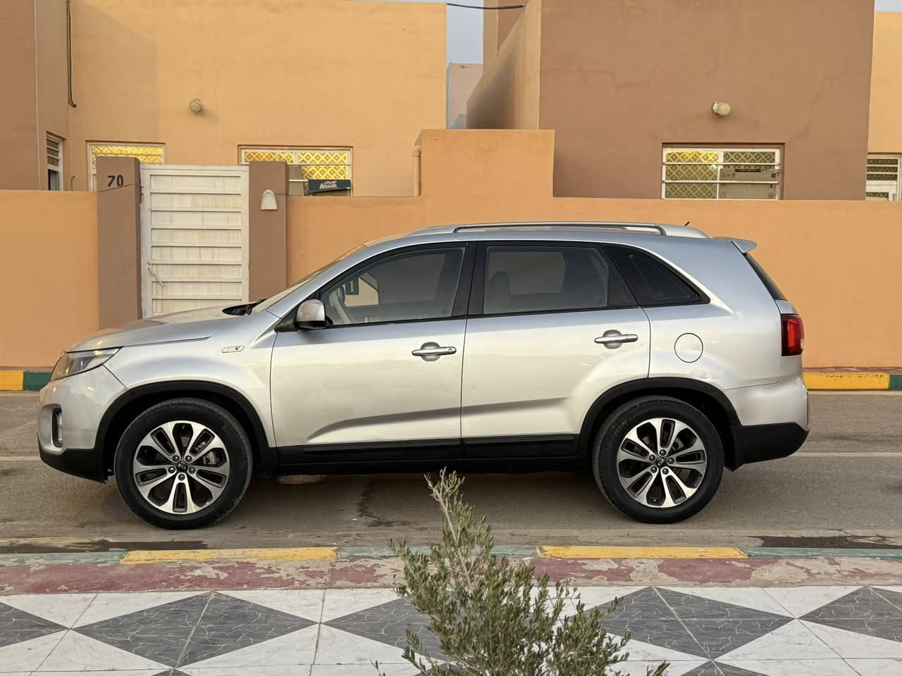 السلام عليكم
كيا سورنتو ٢٠١٤  وارد خليجي
محرك V6 سته سلندر مكفول
السيارة مكفوله كفاله عامه عدا باب السائق رش والسونار مرفق
رقم بغداد دولي بأسمي سنويه لل٢٠٢٩ 
مكينه وكير كفاله
حداديه جديده
تخم تاير 
تبريد ثلج 
٧ راكب 
فور ويل ٤*٤
داخل لونين 
السياره احلى من الصور 
السعر بلاااااش ١٦٥ وبيها مجال بسيط 
المكان بابل الشوملي
للأستفسار ***********
