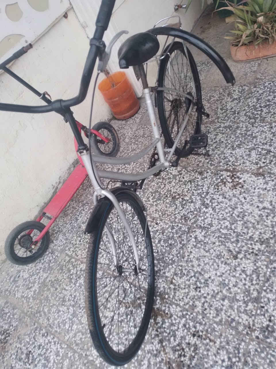 سلام عليكم شباب بايسكل للبيع بسعر 50 وبي مجال مكاني بغداد الغزاليه رقم التلفون ***********
