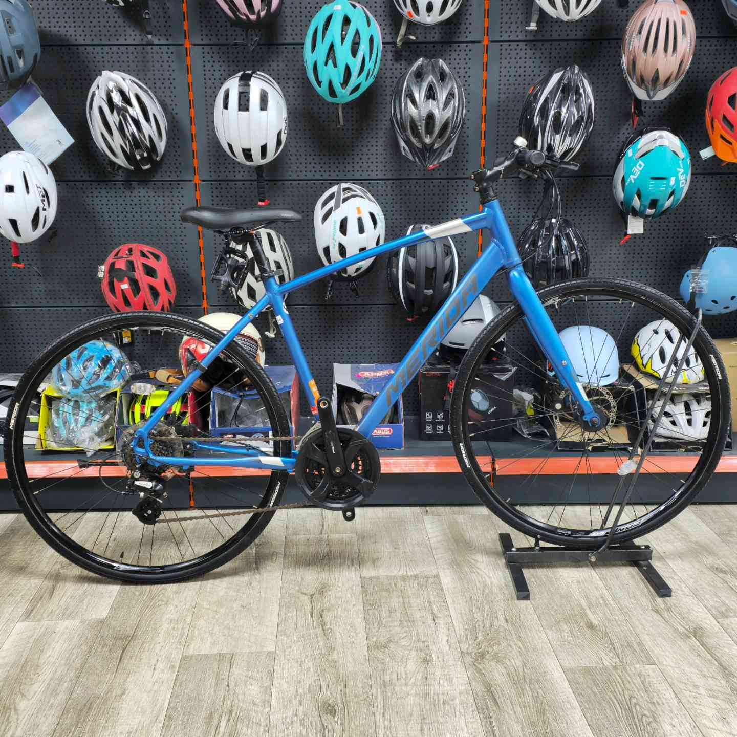 🎥 دراجات هجينة متوفرة داخل المعرض 🚴‍♂️🔥

مجموعة مميزة من الدراجات الهجينة من أشهر الماركات العالمية مثل:
Giant – Trek – Cannondale – Bianchi وغيرها من الخيارات القوية 👌

اختيارات متنوعة تناسب الاستخدام اليومي وتجمع بين الراحة والأداء 

📍 الخدمات المتوفّرة:
خدمة توصيل متوفّرة لجميع المناطق
إمكانية الشراء بالأقساط لحاملي بطاقة كي كارد – مصرف الرافدين

🕓 أوقات الدوام:
من الساعة 4:00 عصراً إلى 11:00 مساءً

📍 الموقع:
معرض دكتور بايسكل
بغداد – السيدية – شارع ٤٠ (الاطفاء) قرب مطعم SunCity

#دراجات_هجينة
#Giant
#Trek
#Cannondale
#دكتور_بايسكل


**إذا كنت صاحب هذا الإعلان وتريد حذفه لأي سبب، رجاءا أرسل رسالة إلى الدعم الفني**