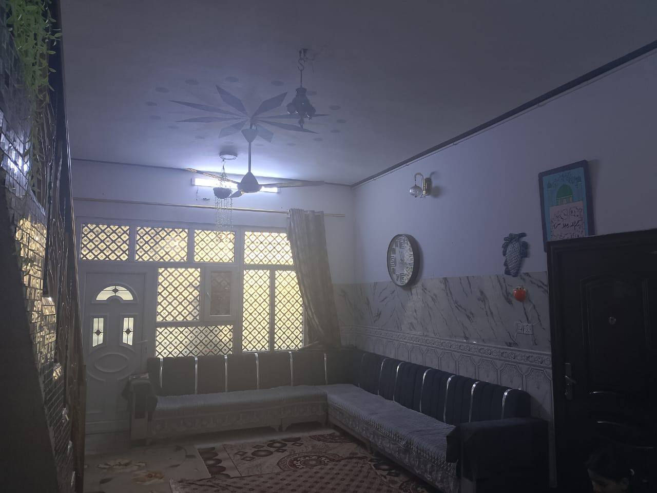 الدار للبيع المساحه ٣٠٠متر طابو زراعي بهرز حي القادسية قرب اسواق صباح
يحتوي على ٦غرف نوم ومطبخ واستقبال وصحيات داخلية وخارجية وكراج سيارة وحديقة 
للاستفسار الاتصال على الرقم ***********
