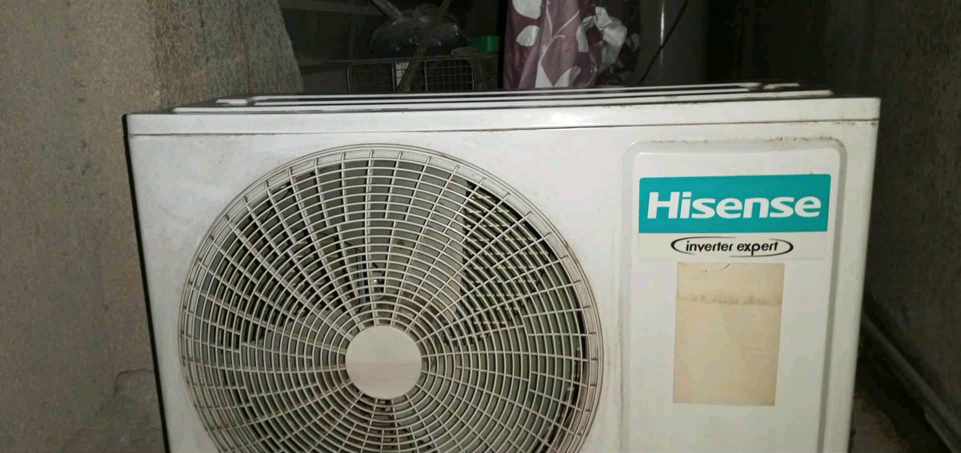 السلام عليكم غراض نضيفه جدا كل حاجه وسعره المكان الدوره سبلت طن ونص هايسنز استخدام موسم واحد ضمان لمده 10سنوات نقصه بس بواري انفيرتر وتحكم امبيريه وبي واي فاي تربطه على التلفون تشغيل من بعد ثلاجه صغيره هايسنز كاروك طفل تخم من 3قنفات مثل ماموضح بصور