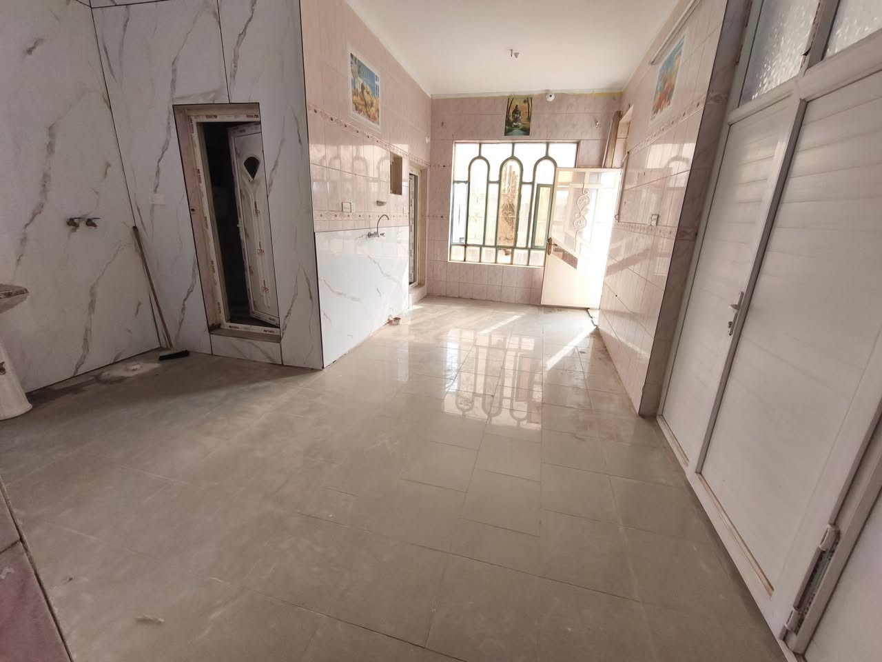 شقة للايجار مساحة 200
غرف نوم 2 وصالة واستقبال ومطبخ وصحيات وبلكونة 
قرب الكراج الموحد 
***********
