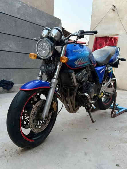 السلام عليكم اخوتي الطيبين  دراجه سبي فور400  16والف. نضافه مثل ما جاي تشوف بعينك
وراق أصولي كمرك مدفوع  شرط 1و2و3بطناش 
  
(  مكفوله كفاله عامه  دراجه-- كير-- مكينه ---كهربائيات ---تايرات ))
عليها ادامه كامله 

 معدل شرط 180 وتعبر  

كلشي  شغال بيه كهرباياته كامله    جاهزه عل الاخير
 نكره بكل وقت نضافته كدامك
السعر 1700
الشراي يتصل

//***********///
مكاني بابل--الشراي يتصل--وعيوني له
