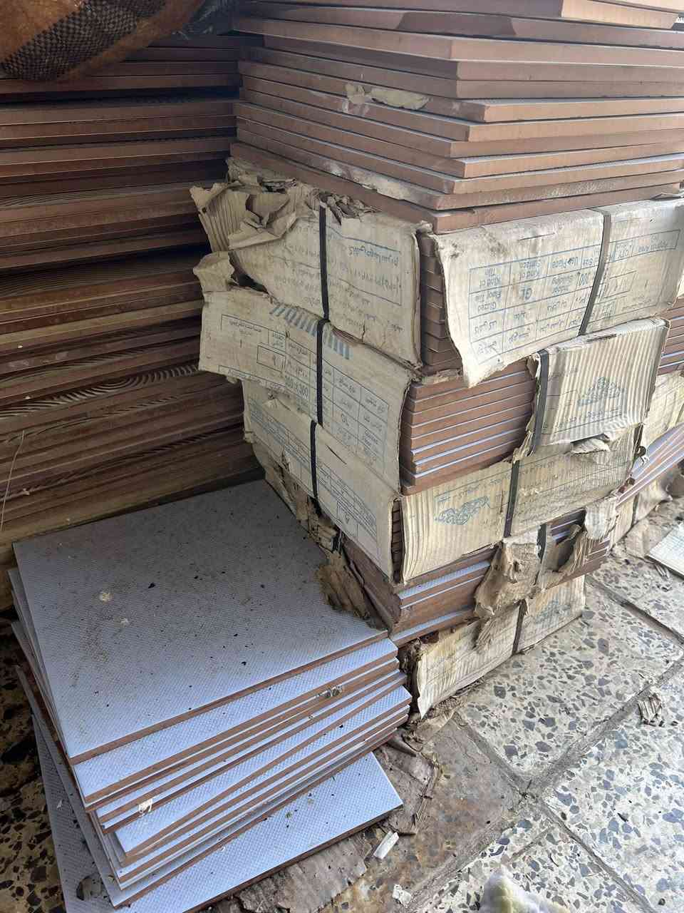 سيراميك جدران عرض 40 طول 105 عدد سكيبه
او سيراميك ارضيه 30x30عددً21 كارتونه 
سعر مناسب خابر وتدلل *********** بغداد
