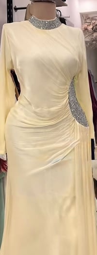 للبيع • ملابس