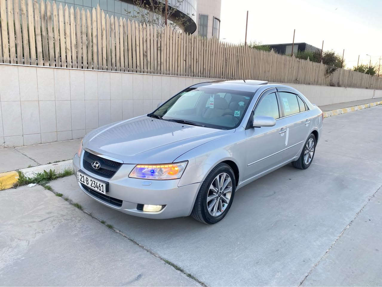 سوناتا خليجي 2006 رقم سليمانية 21
حجم المحرك V6 ستة سلندر  مامفتوح 
كير ومحرك وكالة شرط بدون صوت وصرف وبخار
سنوية ورقم وهزة وبراد كلها جديد 2028 شهر ال 8
طخم تايرات جديدة ( لوك )
ويل كروم حجم ( 17 ) المرغوب عدد 5 
دشبول لوك غرفة السيارة وكشنات نظيفة جداً 
دشبول وبردات مطعم صاج بلادي
يدات الأبواب نيكل بلادي
بصمة تشغيل 
 سقف سلايت روف
شاشة وكاميرا خلفية 
تحكم استيرن طرفين
حساسات دعامية خلفية
كشن جك / بلاجيكتور زينون
منظومة لايتات زينون اصفر 
كهربائيات شرط تبريد ثلج  ❄️ 
طخم صدر حدادية شرط
سيارة جاهزة 100 % احلى من الصور 
سيارة بدون صبغ فقط باب السائق مبدل 
آسيا واتساب ***********
كورك             ***********
شرط التحويل والغرامات او وكالة
سيارة باسم ولد صديقي موجود  بكركوك
مكاني كركوك إسكان قرب مستشفى أزادي
 سعره 99 $ ومجال للطيبين
شراي خابر وتدلل
•••
® كركوك, العراق
