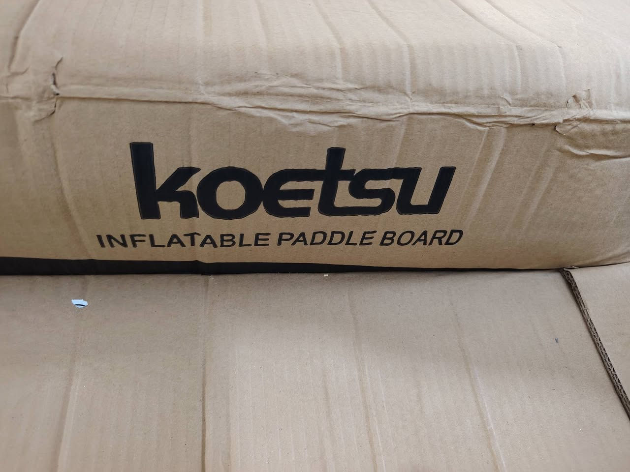 متوفر هذا لوح تجديف قائم (SUP) قابل للنفخ من العلامة التجارية KOETSU يتميز بتصميم أبيض وأزرق مع حبال بنجي لتخزين المعدات.العلامة التجارية: KOETSUالنوع: لوح تجديف قائم قابل للنفخ (Inflatable Stand Up Paddle Board)الميزات: يشتمل على حبال بنجي لتثبيت الأغراض وسطح غير قابل للانزلاق للتوازن

السعر 185 الف جديد غير مستخدم ابداََ واتساب *********** عنواني بغداد
