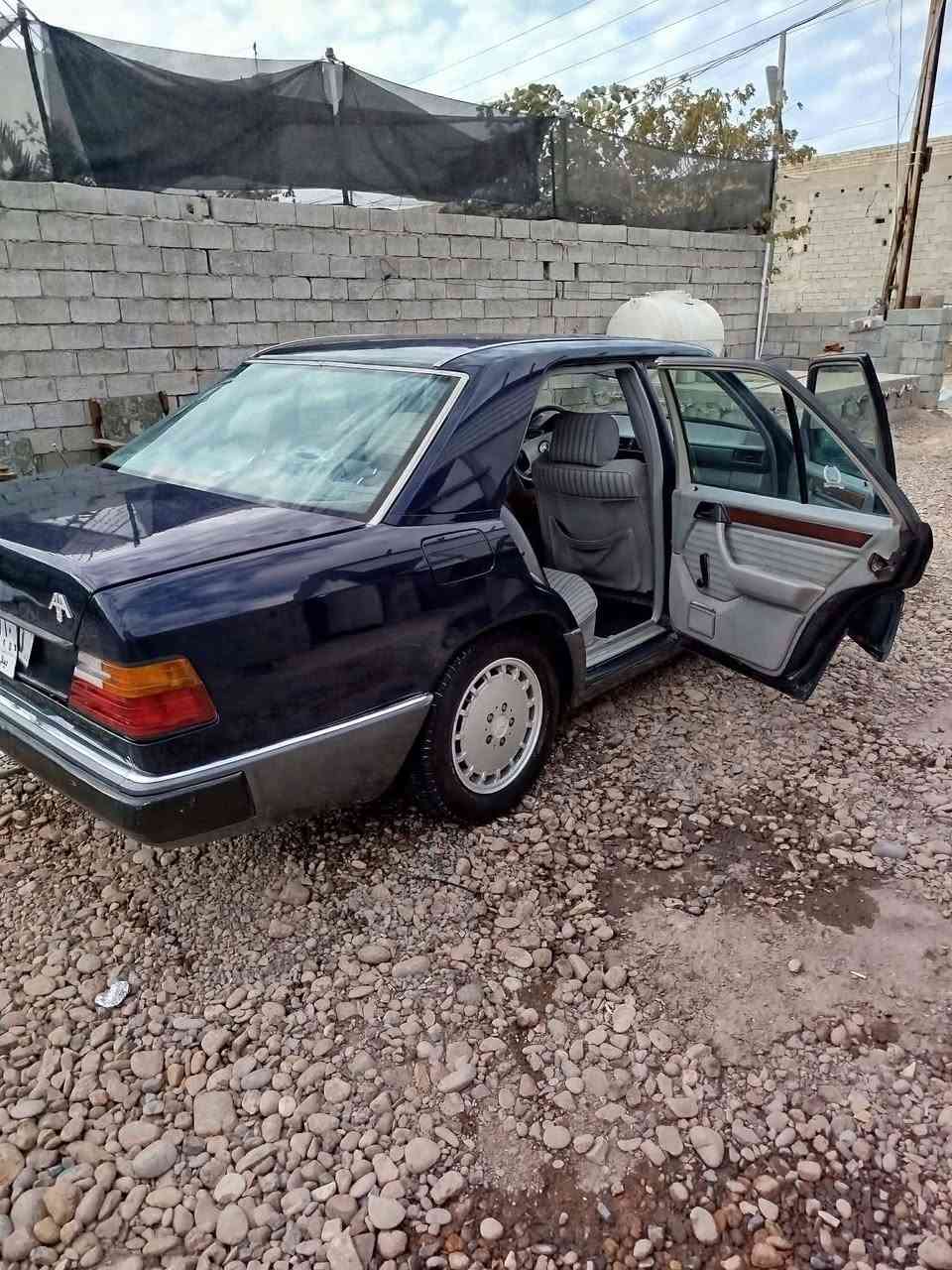 السلام عليكم
مارسدس دب للبيع 
موديل 90 رقم ديالى بسمي 
مكينه 2500 ديلكو كير مكينه كفاله
قواعد دبل سليمه صدر جديد 
العنوان بغداد تقاطع النهروان السعر 57
رقم الهاتف ***********
