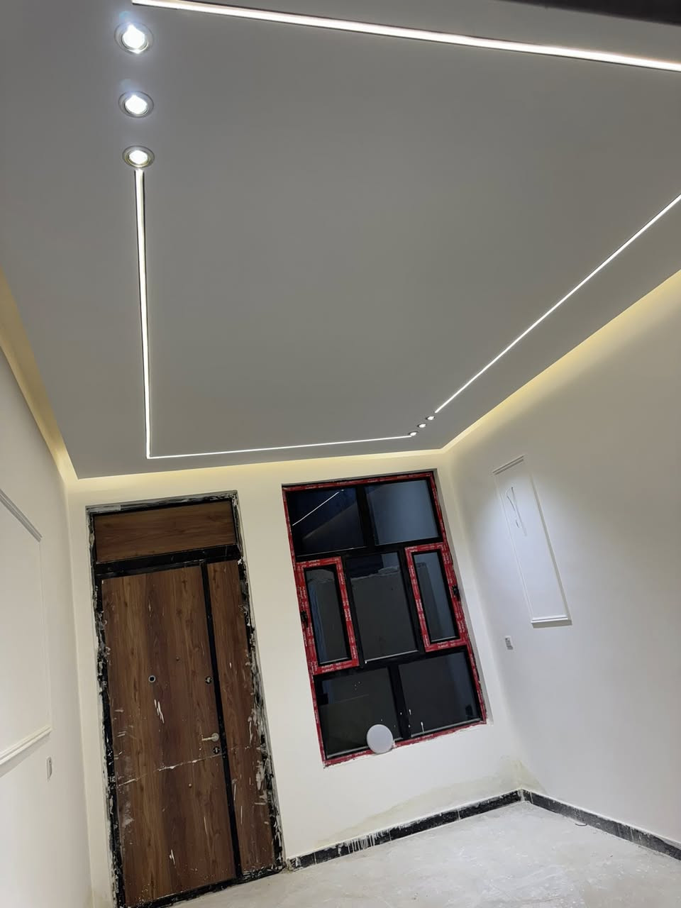 السلام عليكم دار للبيع 100 متر واجهة 6 وربع نزال 16 بيت طابق ونصّ  يحتوي على ثلاثه غرف نوم ستقبال مطبخ وحولي حمامات عدد 3 المكان البوعيثه العدل الأول  للاستفسار ***********
