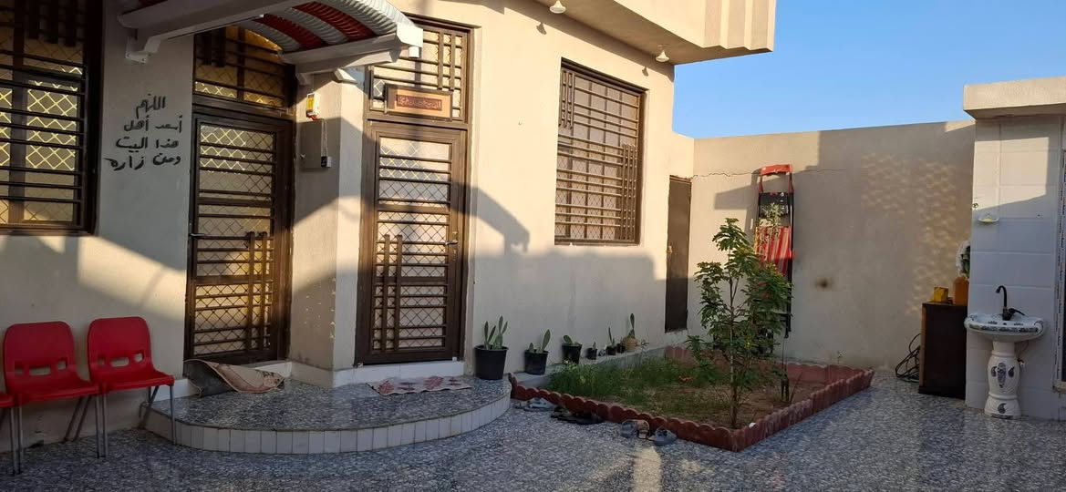 السلام عليكم بيت للبيع في  الجزيره  باب الهوى شارع 22  مقابل ريحانه سنتر عرض الشارع مالته 12 متر  مساحت البيت 240 متر  يحتوي على غرفتين وديوانيه وصاله ومطبخ وكراج +حديقه  وصحيات داخليه وخارجيه البيت جاهز اي استفسار اتتصل رقم الهاتف *********** سعر 108 وبيه مجال
