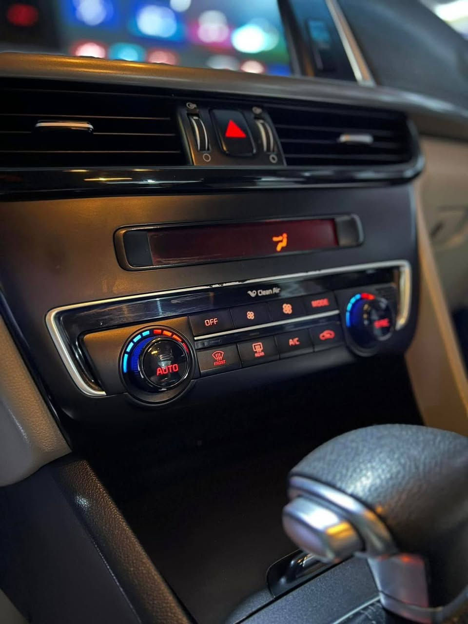 للـــبيع
نــــــوع السيــــارة : كيا _ أوبتيما .
المــــــــوديــــــل : ٢٠١٧ .
لـــون الســـــــيارة : أحمر .
ألمسافة ألمقطوعة : ١50 ألف كيلو متر .
عدد الاسطــــوانات : ٤ سلندر .
حجـــم المحــــرك : ٢٠٠٠ CC .
نـــــاقل ألحــــركة : أوتماتيك .
نــــوع ألـــــــوقود : بنزين .
ألـــــــــــــــــوارد : خليجي .
رقــــم اللوحــــــة : بغداد تحويل ثاني يوم
المـــــــــقاعـــــد : مخمل مغلف جلد . 
فئـــــة الســـــيارة : SALON .

ألمواصفـــــــــات : شاشة ، كاميرا خلفية ، تبريد قطعتين ، لايت كهرباء ، مري شفط مع اشاير بألمري ، شفتات ستيرن ، تحكمات ستيرن جهتين ، وضعيات قيادة متعددة ( Eco , Sport , Normal ) ، كشافات امامية ، ويل كب . 

الملاحظـــــــــات : وارد خليجي مكفولة من الضرر والصبغ ، بيها فقط بارد و سونارها مُرفق بألصور . 
ألـــــــسعـــــــــر : اتصل ع الارقام 
للأتصــــــــــــــال :***********
