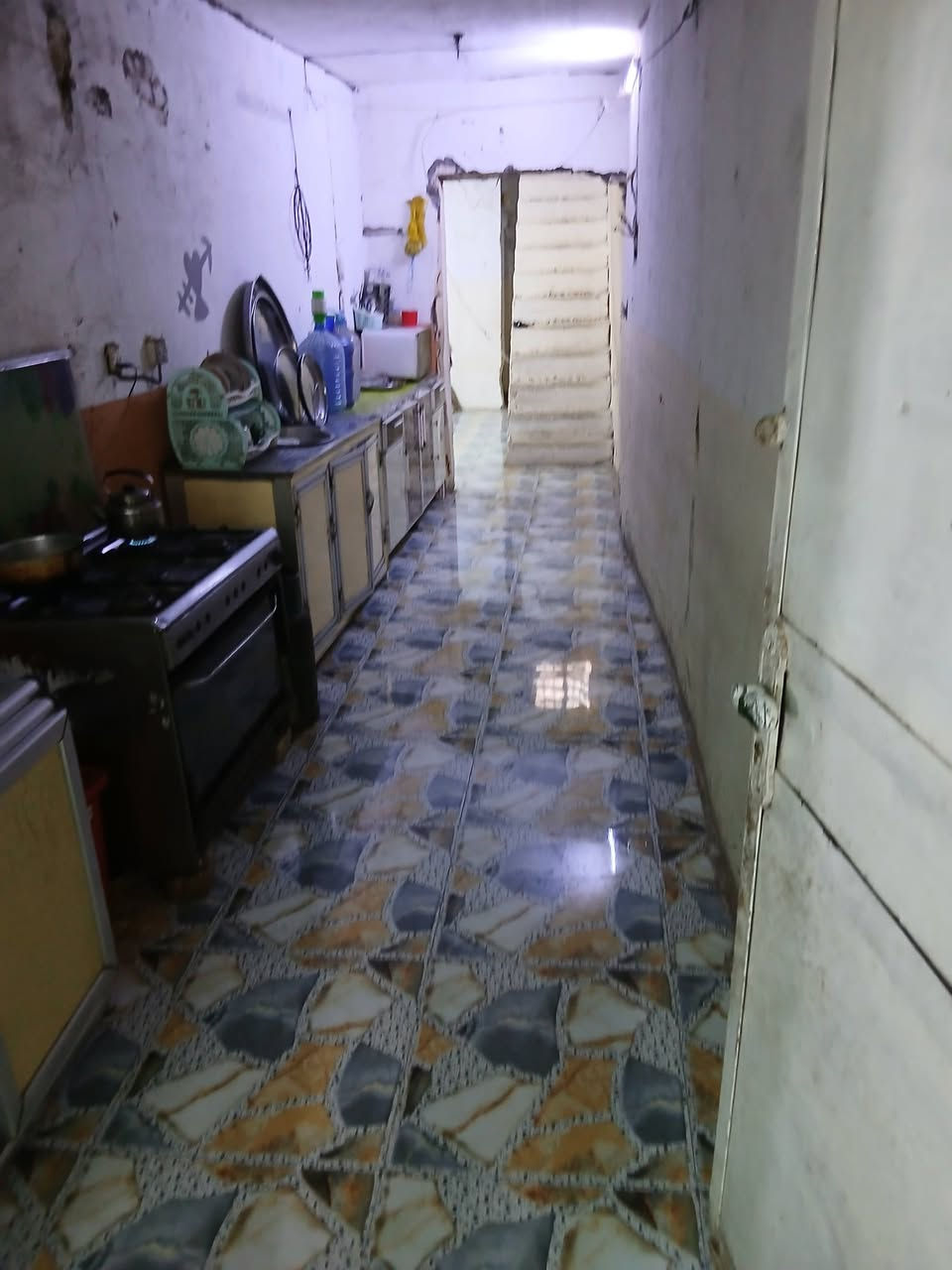 السلام عليكم بيت للبيع مساحه 175 موقع حي طارق شارع الوسط فرع عالم الحليب مقابل المدرسه البيت مال مسيح بي 4غرف وستقبال ومطبخ وصاله وصحيات فوك البيت قاطين وصحيات جوه وحمام داخلي البيت عكاده الصطح شتايكر جديد مسوي البيت كله كاشي اي ستفسار اتصل ***********
