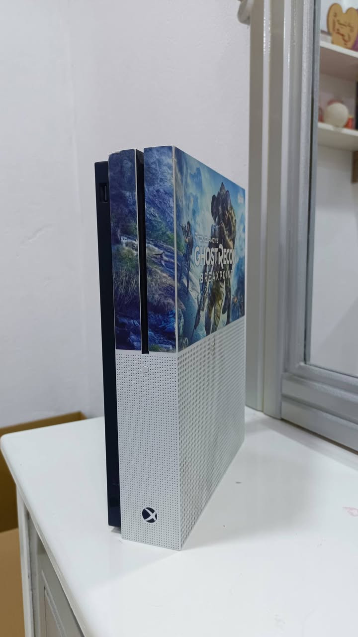 سلام عليكم 
اكس بوكس وان اس معه جوستك الاصليه وبطاريه 
الذاكره 512
الجهاز مفتوح
الجهاز مخرج الHD ما يشتقل يعني يرادله تبديل 
العنوان / البصره / القبله 
السعر 125 قفل 
رقم الهاتف ***********
