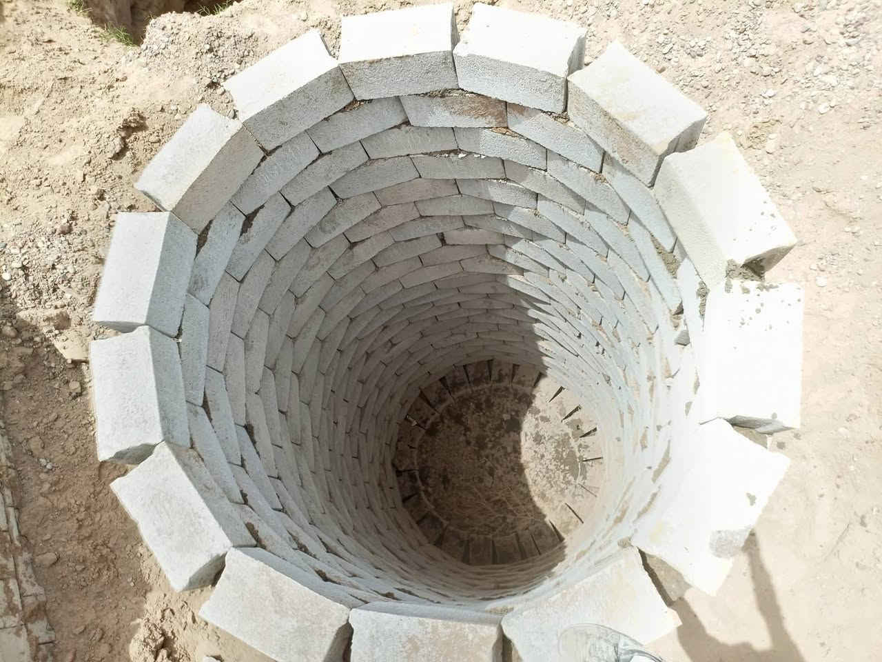 يوجد كادر حفر وبناء وصب المنهولات كما موضح في الصورة الاستفسار ***********
