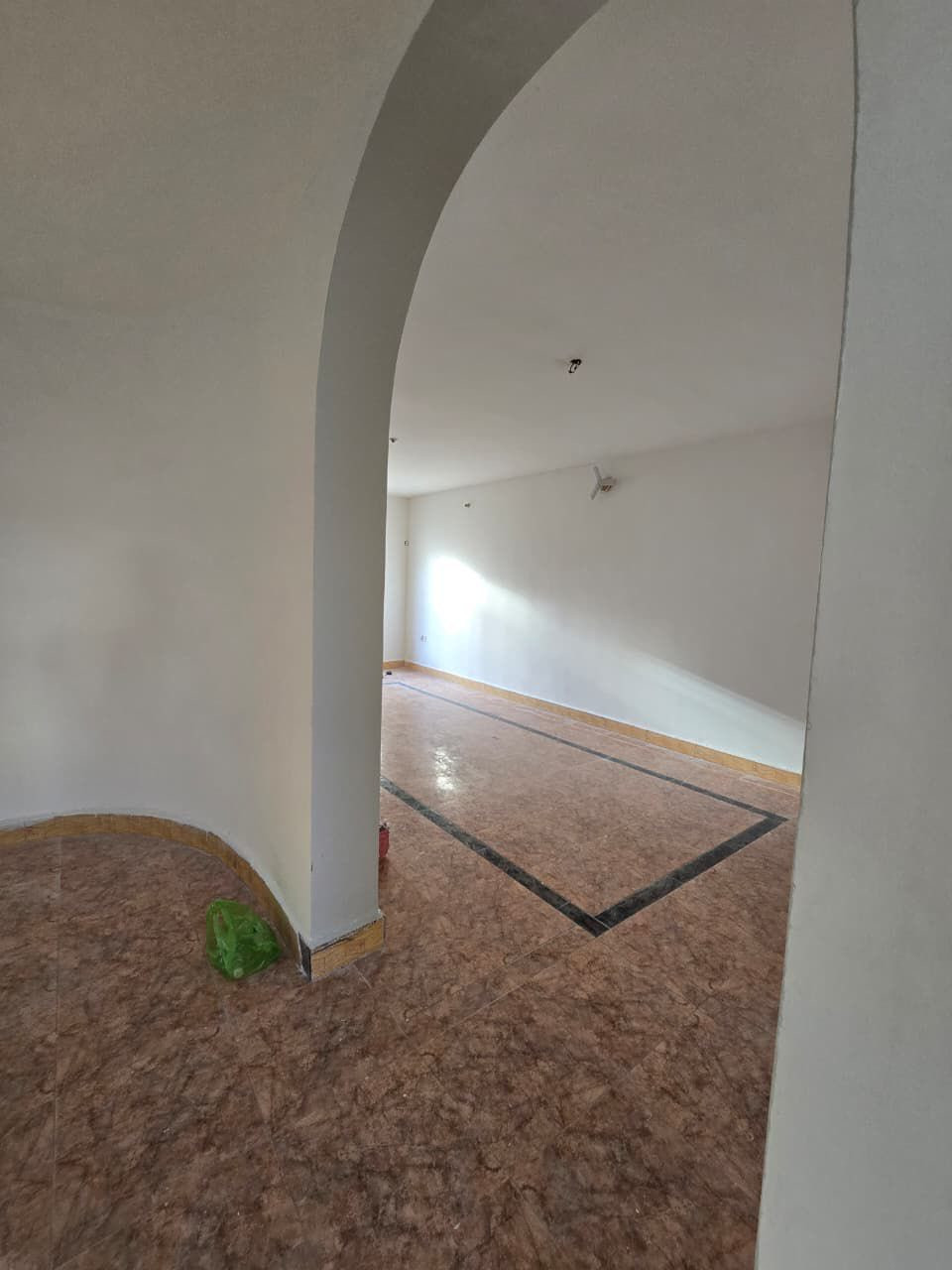 � للإيجار – بيت طابقين
📍 حي آسيا

بيت نظيف ومرتب، موقع هادئ ومناسب للسكن، يتكون من:

🔹 الطابق الأول:

 • غرفتين نوم
 • هول
 • استقبال
 • حولي

🔹 الطابق الثاني:

 • غرفة نوم
 • هول
 • مخزن

🔹 المواصفات:

 • سطحين
 • كراج سيارة
 • أرضية مبدلة جديد
 • حمام كامل ونظيف
 • صحيات كاملة
 • تانكي ماء
 • خط مولدة
 • جهاز تحويل

💰 الإيجار: 725 ألف

📞 للاستفسار: ***********
