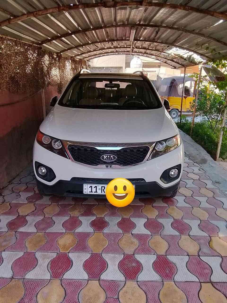 السلام عليكم 
كيا سورنتو خليجي 2013  مكفول كفالة عامة من الصبغ والضربة والتبديل بيها بارد صغير في الباب الخلفي عكس السائق فقط محرك كير مكفول من الفتح كلشي شغال بالسيارة رقم بغداد انجليزي بأسمي سنويةجديدة ماشية 100 وواحد كيلو  أربعة سلندر 2400 دوش  السيارة مسويلها سيرفس كامل ب 380 ألف ومسويلها حدادة جديدة  ب450الف امانة الله كوري اصلي وتخم تاير وباتري يعني متصرف عليها أي شيء  إن شاء الله تعالى  مراوس ترهم 
***********
المواصفات 
بنوراما 
تو كير 
كير اوتوماتيك 
وكير عادي 
مري شفط 
اشاير بالمري 
فول تحكم استيرن 
سايد بريك رجل 
يدات نيكل 
شاشة اندرويد لمس 
كامرة خلفية دواره 

تبريد 3 قطع منغصل 
7راكب 
داخل جلد بلادي 
جرس ب 120
مكان السيارة بغداد 
اشارة ترحيب
