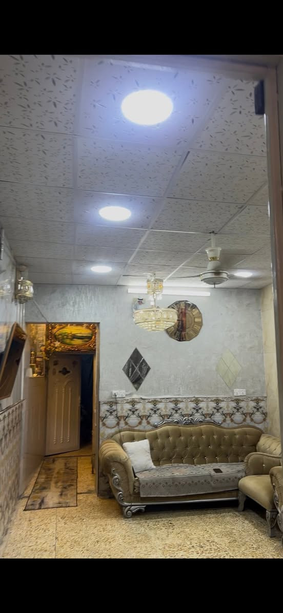 نص قطعة بيت للبيع
📍 بغداد – مدينة الصدر، قطاع 7، فرع أفران الإمام الحسين (عليه السلام)ثاني بيت بل فرع ع شارع . بيت مرتب وقطاع بعد ارتب من جميع لنواحي 
 
حمام خارجي 
حوش 
مطبخ
استقبال 
درج 
غرفه داخليه 
حمام داخلي 
غرفه فوق 
مخزن 
سطح 

📐 الواجهة: 4 أمتار.
📏 العمق (النزال): 18 متر.
📏 المساحة الكلية: 72 متر².
🏠 مع الآثار (غرفه أخشاب كامله فوك سبلت عدد ٣ كيزر اثنين تانكي اثنين تخم كاونتر  سستم كامرات وباقي تفاصيله ).
البيت بسمي تحويل مباشر 

للاستفسار والتفاصيل أكثر، يرجى التواصل على الرقم:
***********
