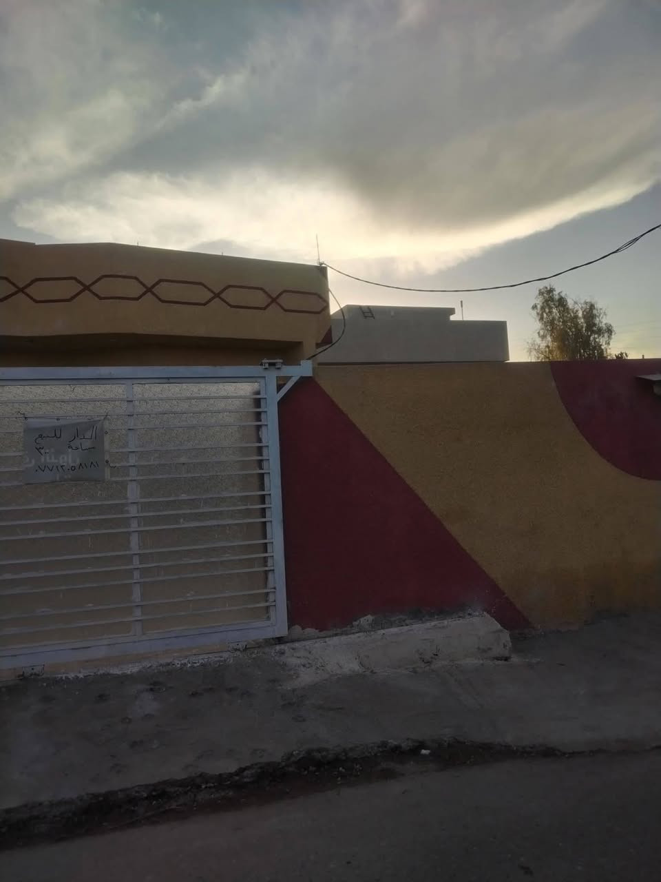 السلام عليكم بيت للبيع مساحه ٣٠٠ طابو زراعية ٢٥ السعر١٦٠ وبي مجال غرف نوم عدد ٢+مطبخ واستقبال والصحيات وصالي كبير العنوان جسر ديالي القديم منطقة التويثا يبعدعن الشارع العام ٥٠متر هاتف ***********
