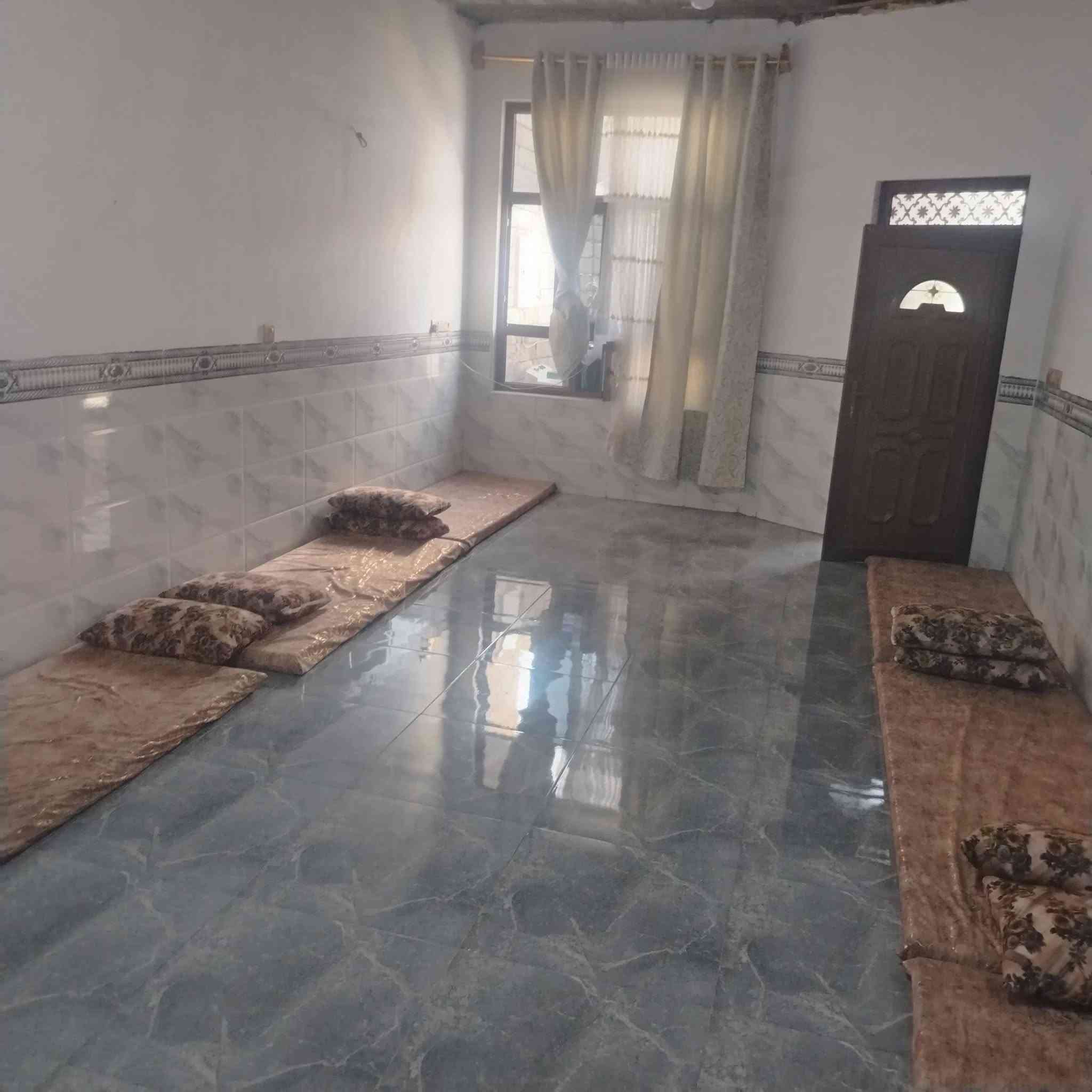 السلام عليكم دار للبيع ال١٦ الف قرب  جامع التوفيق مساحه ٢٤٠ /٨×٣٠ طابق اول كامل طابق ثاني هيكل يحتوي على غرفتين نوم صاله مطبخ حار بارد استقبال وفوك غرفتين صاله حمام للاستفسار أكثر ***********
***********
