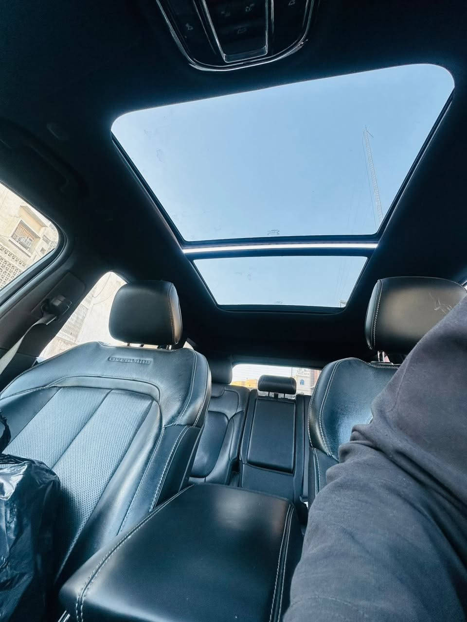 1: مواصفات لجيب أوفرلاند 2024:
المقاعد: مقاعد جلد "نابا" (Nappa Leather) فاخرة، مع تدفئة وتبريد للمقاعد الأمامية، ومساج للمقاعد الأمامية، بالإضافة إلى ذاكرة للمقاعد.
الشاشات والترفيه: نظام Uconnect 5 مع شاشة لمس مقاس 10.1 بوصة، وشاشة عرض قياس 10.25 بوصة للسائق، مع نظام صوتي فاخر (غالباً McIntosh).

2: لوحة القيادة والكونسول: تطعيمات من الخشب الحقيقي، كونسول وسطي بلمسات بيانو بلاك، وشاحن لاسلكي للجوال.

3: الراحة والتحكم: مقود مكسو بالجلد مع تدفئة، مكيف هواء أوتوماتيكي رباعي المناطق (للمقاعد الأمامية والخلفية)، إضاءة محيطية LED.

4: السقف: فتحة سقف بانورامية مزدوجة (Dual-Pane Panoramic Sunroof).
المساحة والعملية: مقاعد خلفية قابلة للطي، مساحات تخزين ذكية، وصندوق خلفي كهربائي مع خاصية الفتح بدون استخدام اليدين. 

5: المواصفات الميكانيكية:
تأتي عادةً بمحرك 6 سلندر بنتاستار 3.6 لتر يولد 293 حصان، مرتبط بناقل حركة أوتوماتيكي من 8 سرعات، ونظام دفع رباعي Quadra-Trac II، مع نظام تعليق هوائي Quadra-Lift لرفع وخفض السيارة ذات 5 فئات وذات 5جكات

السعر 360 ورقة وبيها مجال

السيارة كلين بدون حادث 
 
داخلة تقرير مياه واصل  للدوسة 30 %
***********
