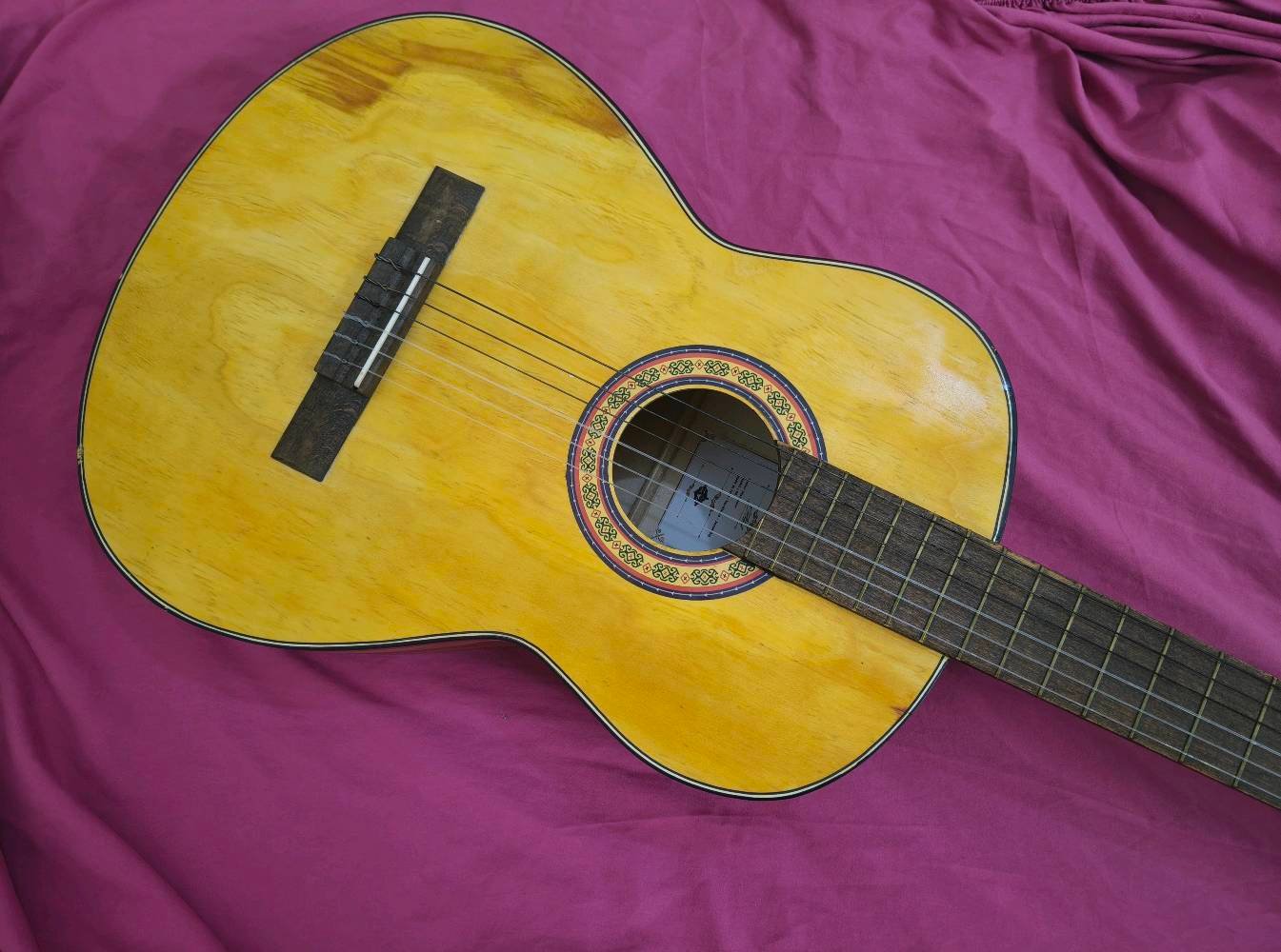 كيتار ماتابور (Matapour) كيتار كلاسيكي نظيف جداً "أخو الجديد" للبيع 🎸
للي يدور كيتار مرتب وصوته دافي ونقي، عندي هذا الكيتار (Matapour) الإيراني الأصلي (صناعة سنندج) موديل 001.
ليش هذا الكيتار لقطة؟
الحالة: نظيف جداً واستخدامه قليل جداً، وبدون أي خدش أو تشوه نهائياً (تگدر تگول أخو الجديد).
الخشب: خشب طبيعي أصلي ومتين، معروف بقوة تحمله ونغمة صوته المميزة.
الحجم: حجم كبير (Full Size) ومريح جداً بالعزف، سواء كنت مبتدئ أو محترف.
الملحقات: يجي وياه جنطته (الحقيبة) الأصلية مالته.
المنشأ: ماركة ماتابور غنية عن التعريف بجودتها للتعليم والعزف الكلاسيكي.
السعر: ( 175 ألف دينار) وقابل للتفاوض  
المكان: (ذي قار )
للتواصل والاستفسار، يرجى مراسلة الرقم على واتس اب ***********



#كيتار # الآلات موسيقية 