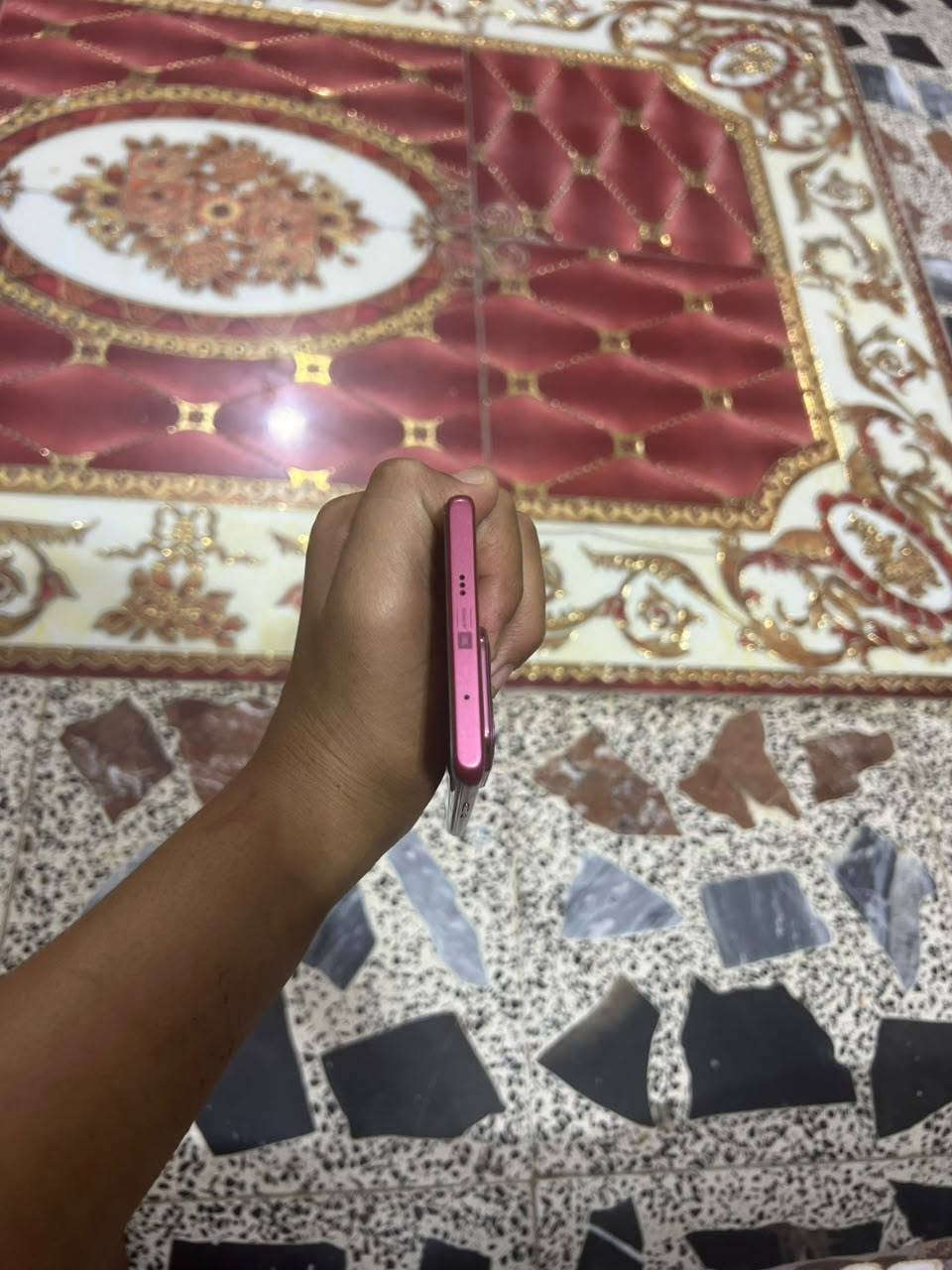 السلام عليكم---
*للبيع Infinix Note 50S 5G+ نسخة 8/256GB*  
*الحالة*: نضيف 100% ماشاء الله، مابي خدش ولا عيب  
*الملحقات*: كارتونة + شاحن اصلي + كفر جلد اصلي  
*اللون*: رمادي ظهر جلد Vegan Leather  
*السعر*: 300ألف بي مجال بسيط للشراي الصدك  
*المكان*: الديوانية - واصل لكل مكان 

*مواصفات الجهاز:*
1. *شاشة AMOLED 144Hz* منحنية، سطوع 5000 شمعة 
2. *معالج Dimensity 7300 Ultimate* - 90 فريم ثابت ببجي HD 
3. *بطارية 5500* + شحن 45 واط، يوم كامل استخدام
4. *بصمة شاشة* سريعة، Face Unlock
5. *كاميرا 64MP* + سيلفي 13MP
6. *سماعات ستريو + NFC*

*السبب البيع*: ناوي ابدل  
*ملاحظة*: الجهاز مامفتوح ومابي تصليح نهائياً. الفحص على كيفك

*للتواصل*:  ***********اواستاب
