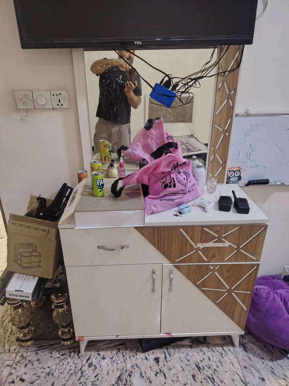 غرفه شبابيه تتكون من كنتور وميس تواليت وشربايه جديده اي ضرر ما بيها مكان بغداد سعر مناسب مكان بغداد *********** واتساب
