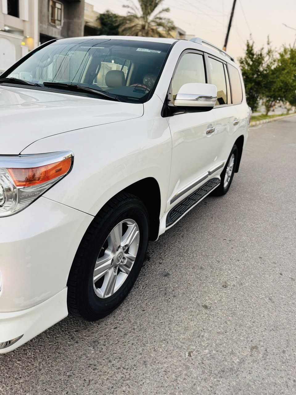 السلام عليكم
تويوتا لاندكروز 2014 فطيم اصل 
كفالة عامة 
رقم بغداد بأسمي مشروع وطني 
ماشية 109
المواصفات
سلايد روف
تشغيل عن بعد
حساس امامي خلفي
زراك لايت
ثلاجة
تخم تاير دنلوب 
محرك 4000 V6
مكانه واسط الكوت 
***********
السعر 425 وبيه مجال
