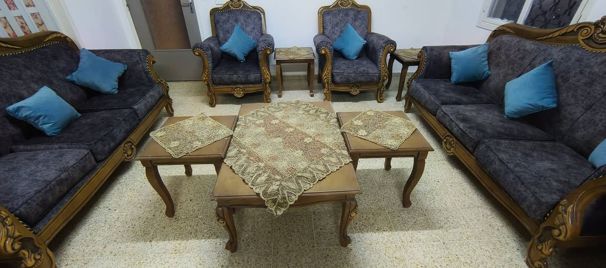 متوفر للبيع طقم قنفات ملكي خشب صاج
حجم عشر نفرات ( 4 كراسي وقطعتين كبار ) 
مع سيت طبلات ( طبلة رئيسية و٣ ملحق ) 
نظافة 10/10 للتواصل على الخاص او الرقم ***********
