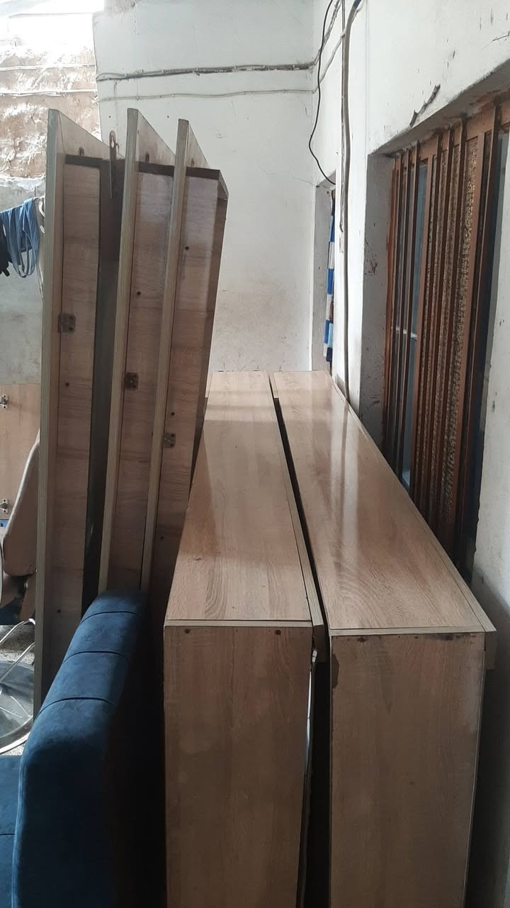 سلام عليكم غراض صالون نسائي للبيع كرسي + رفوف 2 + مرايات 3 وكوميديات هم 2 ومغسله مابيها شخط وجرارات هم

السعر 400 وبيهن مجال 
بغداد مدينه الصدر 
رقمي *********** واتساب هم
