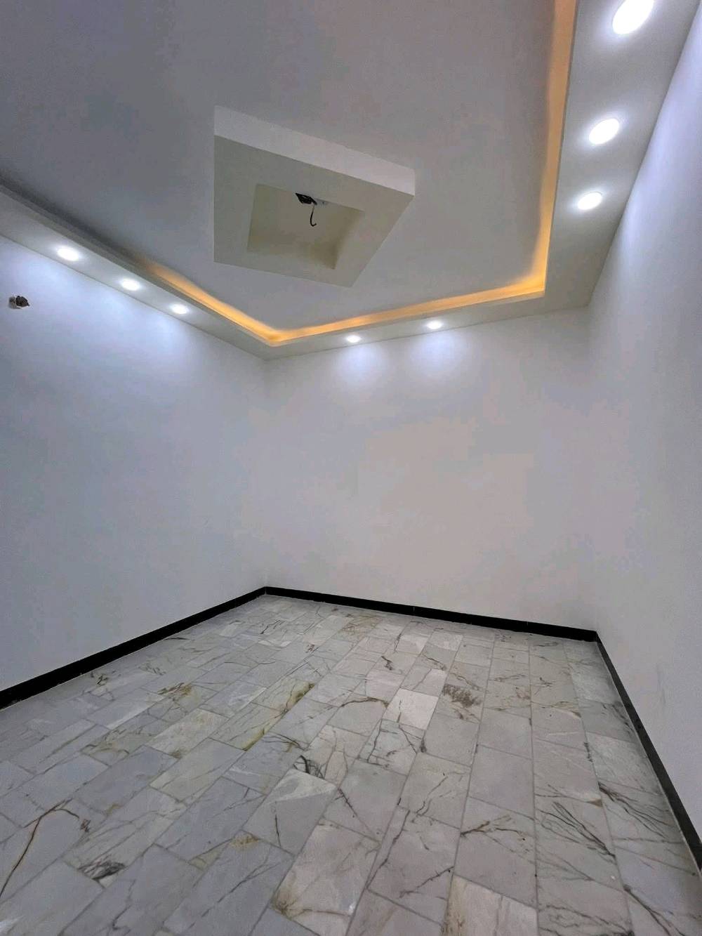 بيت 110 م طابقين طابوق بناء درجة اولى جديد غير مسكون استقبال وصالة  ومطبخ واربع غرف نوم وثلاث حمامات أرضية مرمر واجه حديثة حي الفتح بالقرب من حي سومر سايدين الچاير 