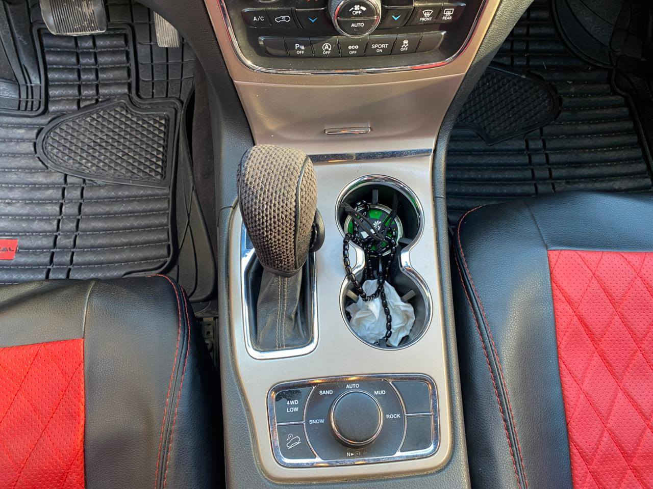 السلام عليكم
Jeep  2016 
فئه ليمتد مواصفات اللمتد معرفة 
فول مواصفات 
بانوراما 
تخم تاير جديد 
كير مكينه مكفوله وشرط الفحص 
السياره اكلين بدون حادث 
بيها فقط طخه صغيره بالبنيد واني عدلتها وصبغتها 
على كدها موجوده بالصوروصبغ الدعامية الاماميه 
شخوط فقط بيها 
السياره حلوه ونضيفة وماشيه 
165 الف كيلو مو ميل 
مكان السياره زيونه 
للاستفسار اكثر التواصل على الرقم وبي واتس اب 
***********
