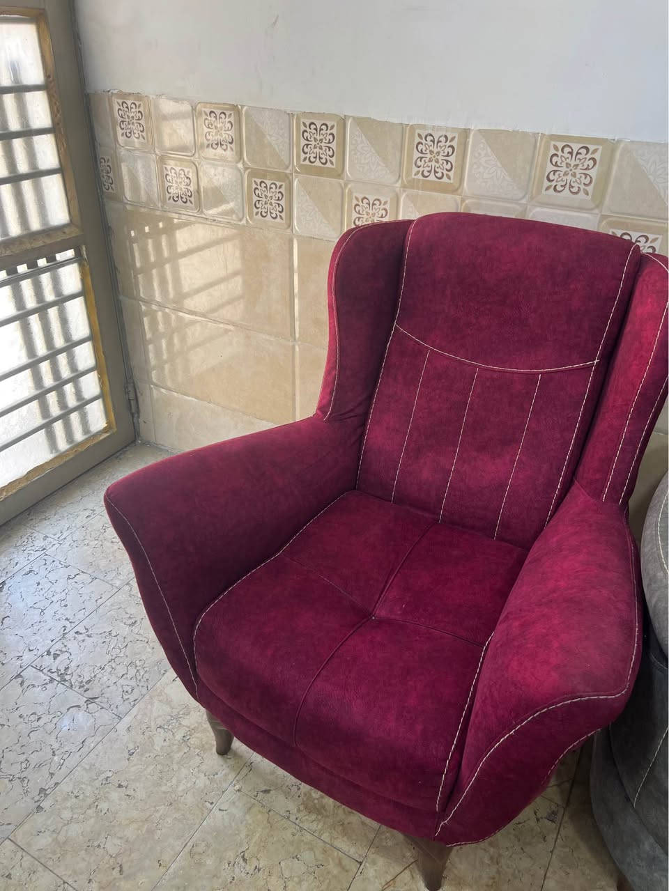 كراسي عدد اثنين مع قنفة سعرهم ١٠٠ قفل 
مكان بغداد واتساب ‭***********‬ بغداد, العراق
