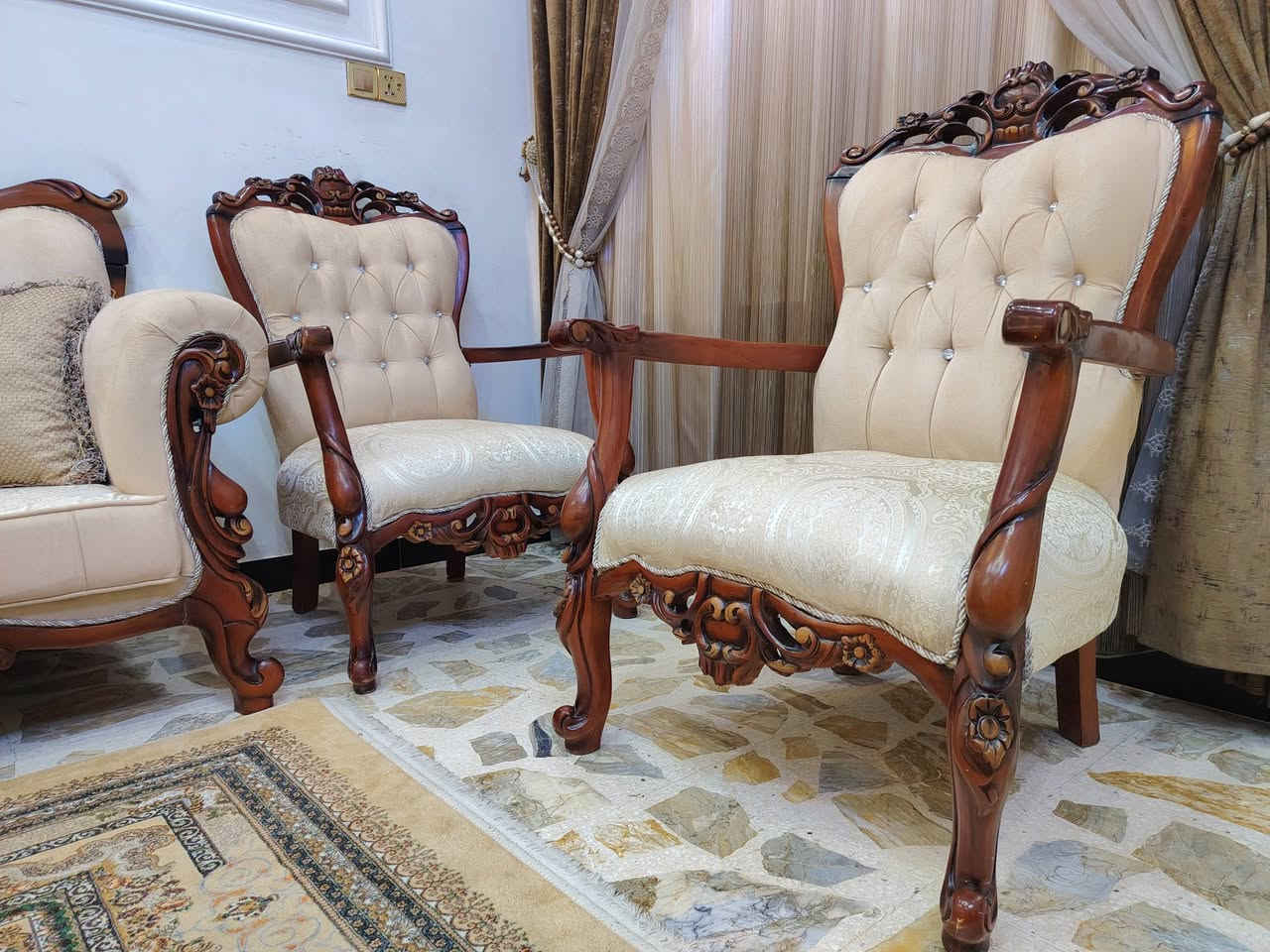 تخم زان ملكي تركي كلش نضيف 10 مقاعد مع طبله وسطيه العنوان مدينه الصدر للاستفسار خاص او الاتصال بالرقم ***********
