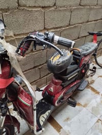 عندي دراجة لشحن لبيع بطاريات جديد بس ما اعرف ما تشتغل سعر 100قفل مكاني...