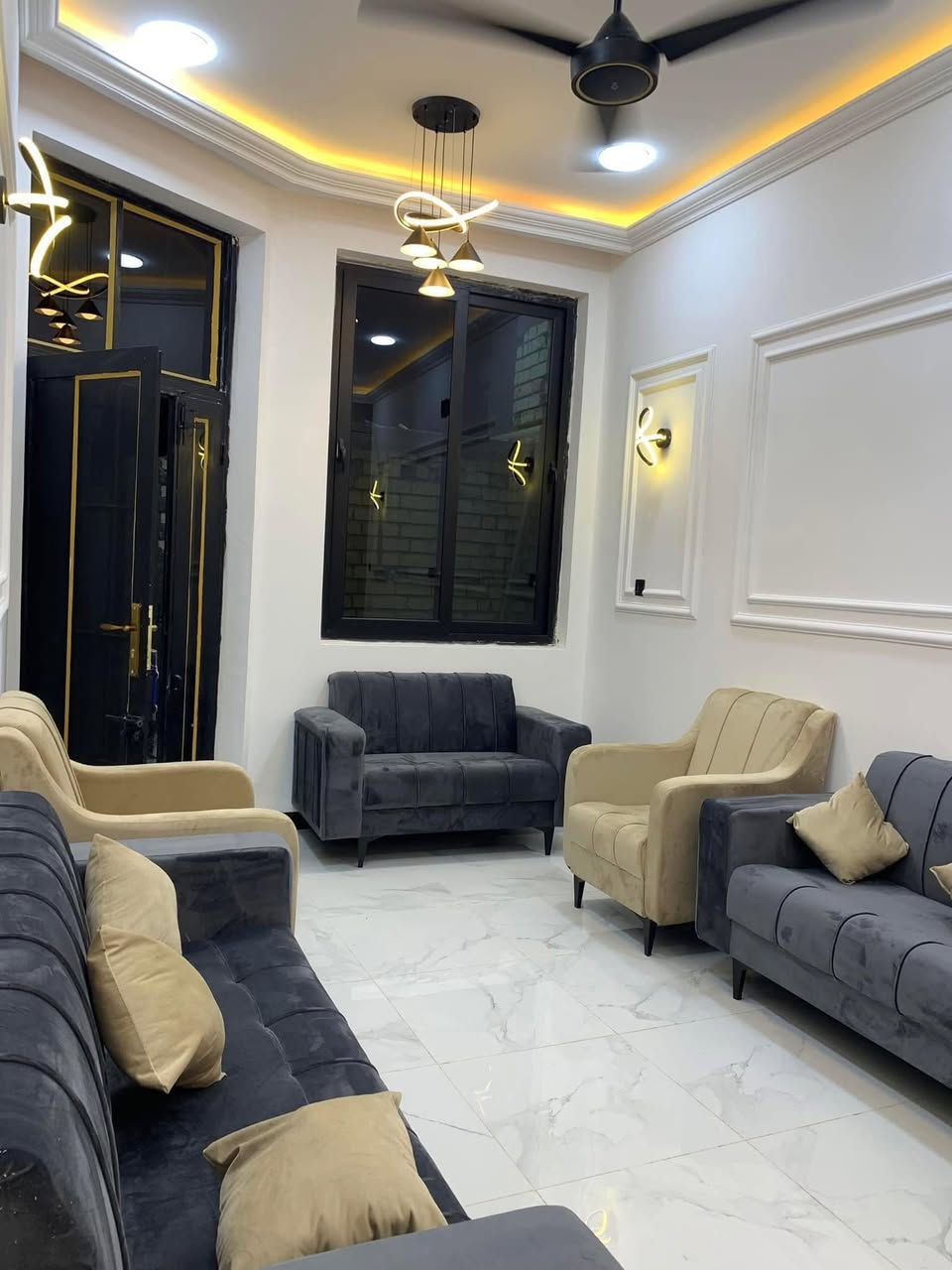 دار البيع مساحه 100متر واجهيه 5 نزال 20 تفاصيل البيت 
الدار بعده جديد وحديث ممسكون 🏘️
بي 3غرف 
وصاله 
وحولي 
مطبخ حار بارد 
3حمامات
موقع الدار 
منطقت ام الجدايل 
فرع مدرست البداع 
شارع نافذ 
الستفسار رقم الهاتف (***********)
