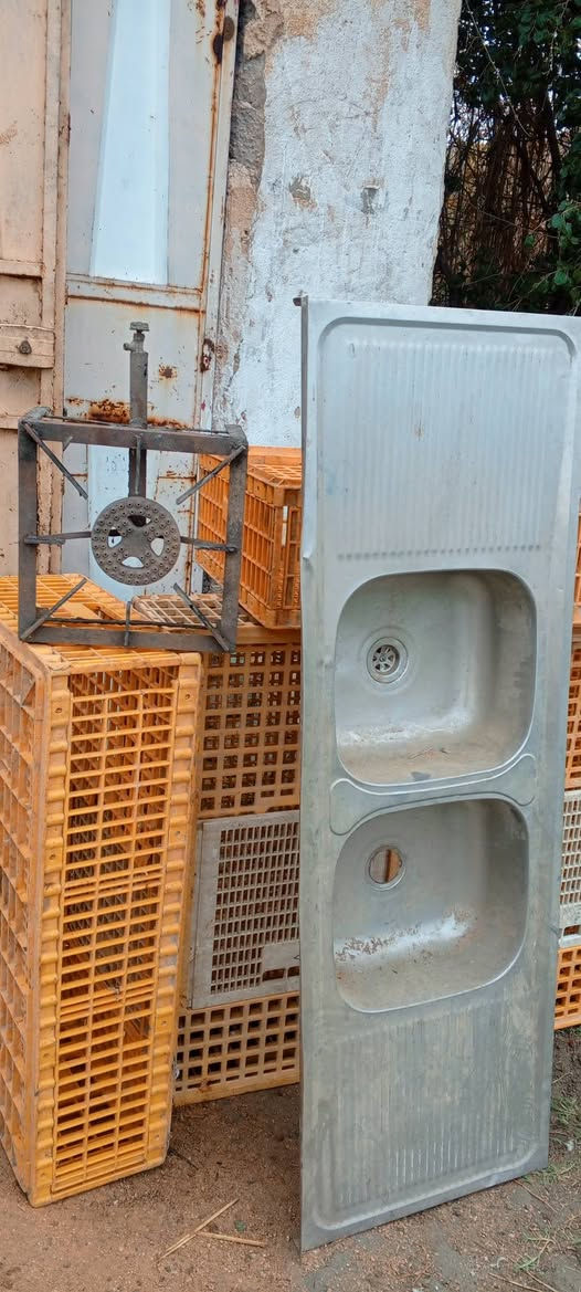 سلام عليكم اقفاص.ه‍ دجاج للبيع قفص حديد طول 3متر العرض متر  + اقفاص استندر 4 +سنكي +طباخ  مكان الديوانية السعر ع خاص تعال وتدلل رقم مبايل ‏‪***********‬‏
