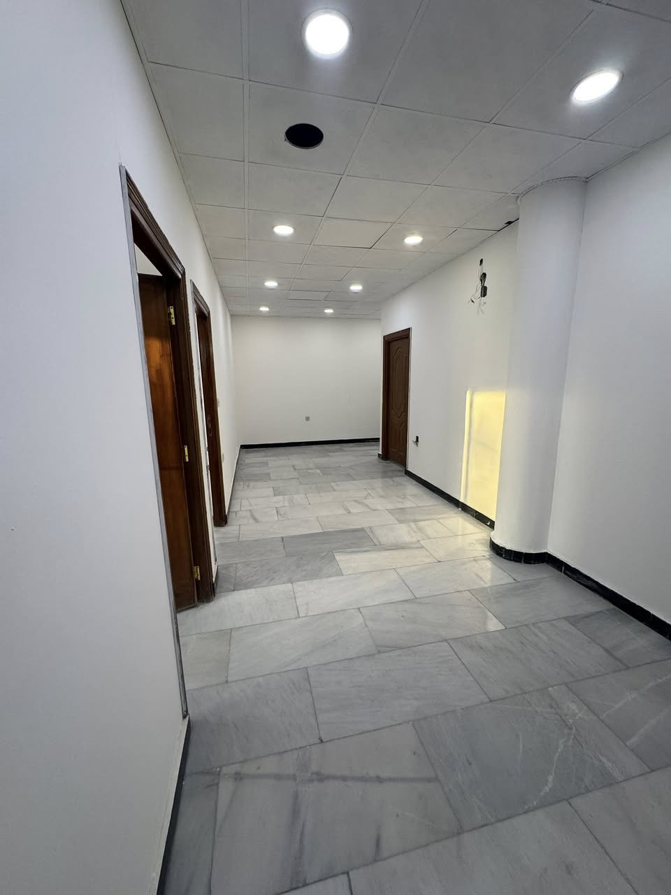 للأيجار عيادة أو مكتب
الموقع الحارثية شارع الكندي
غرف عدد 4 وصالة عدد 2 وحمام عدد 2
أطلالة مباشرة على شارع الكندي تصلح مركز طبي 
للتواصل ***********
