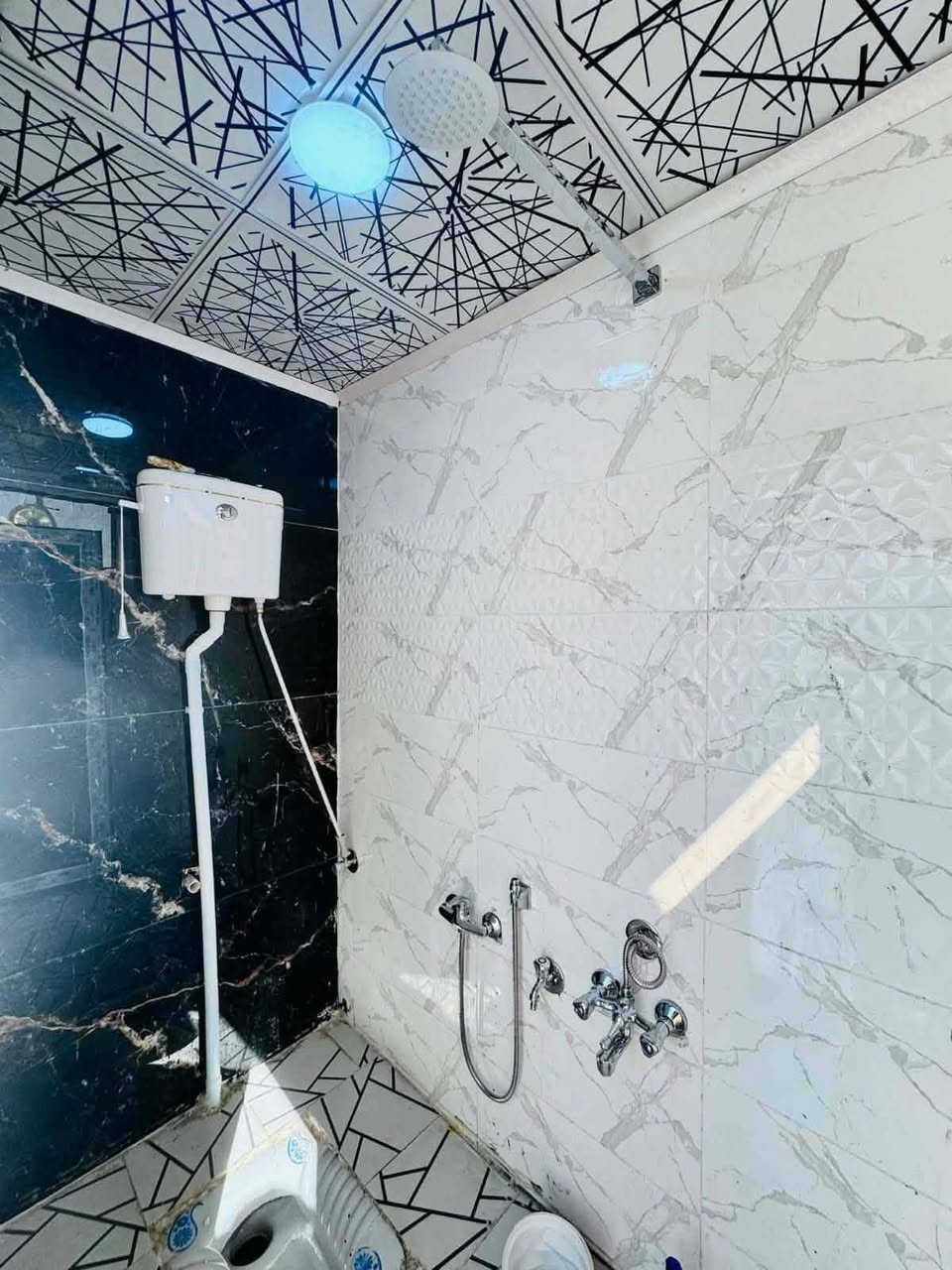 بسم ألله الرحمن الرحيم هلمره العرض نارر 🔥🔥بيع متوازي  بيت للبيع المساحه 200 متر طابو صرف حي النداء شارع مجمع بيتي عمود 54موقع مميز جدا خلف التجاري شارع 60 العرضي السعر بلاش 138 مع المجال بناء طابوك اساس وسقف صب كونكريت يحتوي على غرفتين +صاله+مطبخ+استقبال+حمامات خارجيه وداخليه شرط البناء شغل مهندسين للاستفسار ***********
