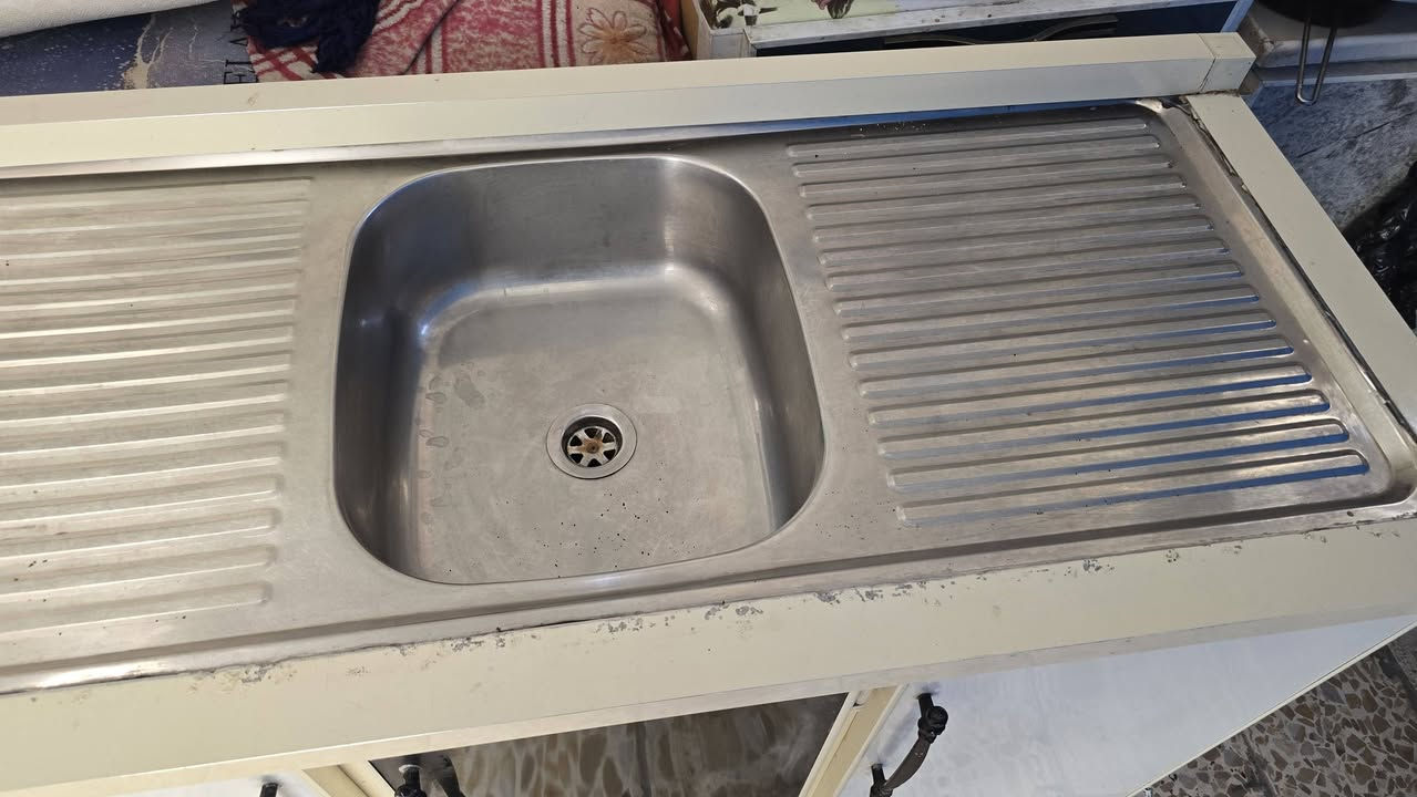 من رخصه الأدمن كاونتر سنك متر اونص قطعه وحده سلستيل اصلي اسباني نظيف اخو الجديد سعره ١٠٠الف شراي يتصل *********** ***********

