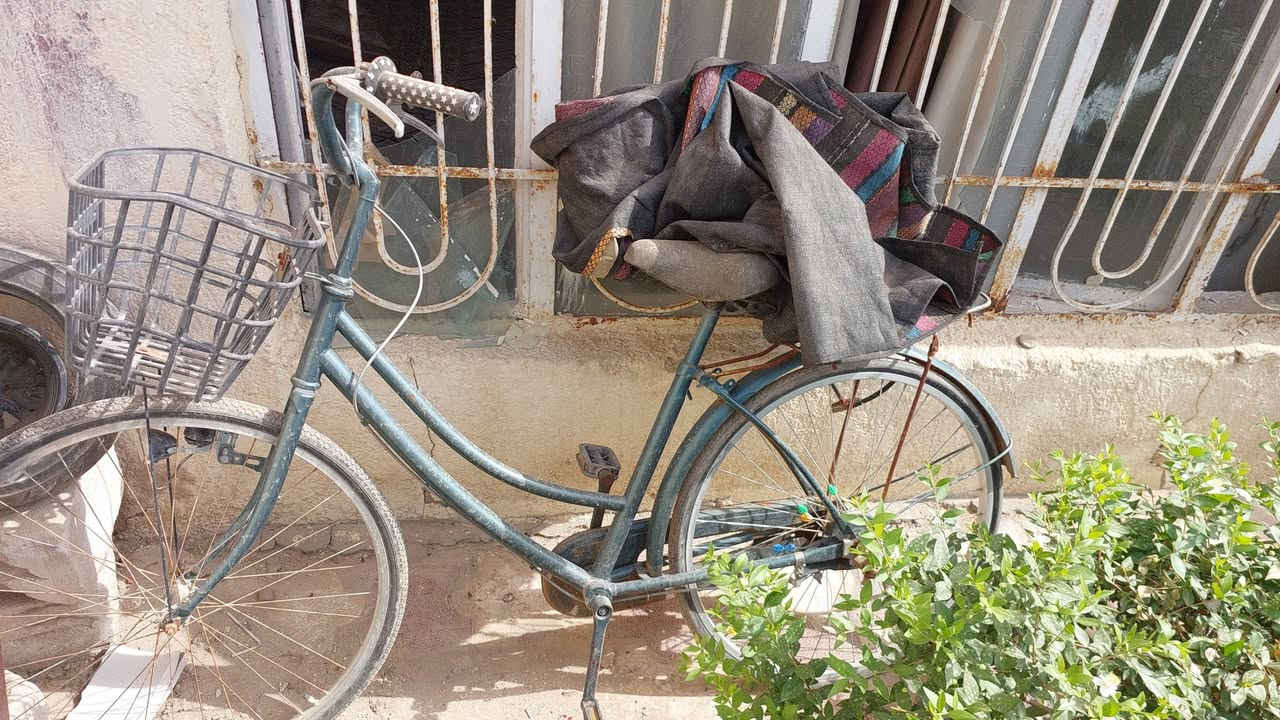 أغراض مستعمله للبيع بسعر مناسب جدآ للتواصل ***********
