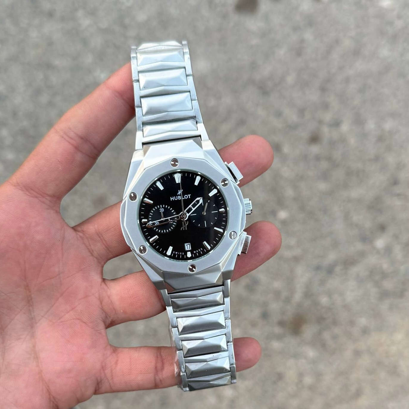 دكّة الساعچـي ⌚️
.
blot Big Bang — لما قرروا يكسرون كل القواعد، صنعوا هذا.

من جنيف، من دار تؤمن أن الساعة يجب أن تُصدم قبل أن تُعجب، جاءتك الـ Big Bang Integrated بشكل براسليت مموّج ثلاثي الأبعاد لا يشبه أي شيء في السوق. المسامير الست على البيزيل، الكرونوغراف الحاد، والهيكل الذي يبدو كقطعة نحتية — هذا مو ساعة، هذا موقف.

متوفرة بـ٣ إصدارات:
🔵 كحلي — عمق المحيط على معصمك
⚫ أسود — الغموض في أبهى صورة
⚪ أبيض ثلجي — جرأة من نوع آخر

والظهر يحمل نقش BIG BANG — HUBLOT GENEVE — لأن حتى ما لا يُرى يجب أن يكون فاخراً.
.
للحجز والاستفسار دايركت او على الواتساب 📲
يتوفر توصيل لجميع المحافظات 📲
#العراق #viral #trending #reels #luxury دكّة الساعچي


**إذا كنت صاحب هذا الإعلان وتريد حذفه لأي سبب، رجاءا أرسل رسالة إلى الدعم الفني**