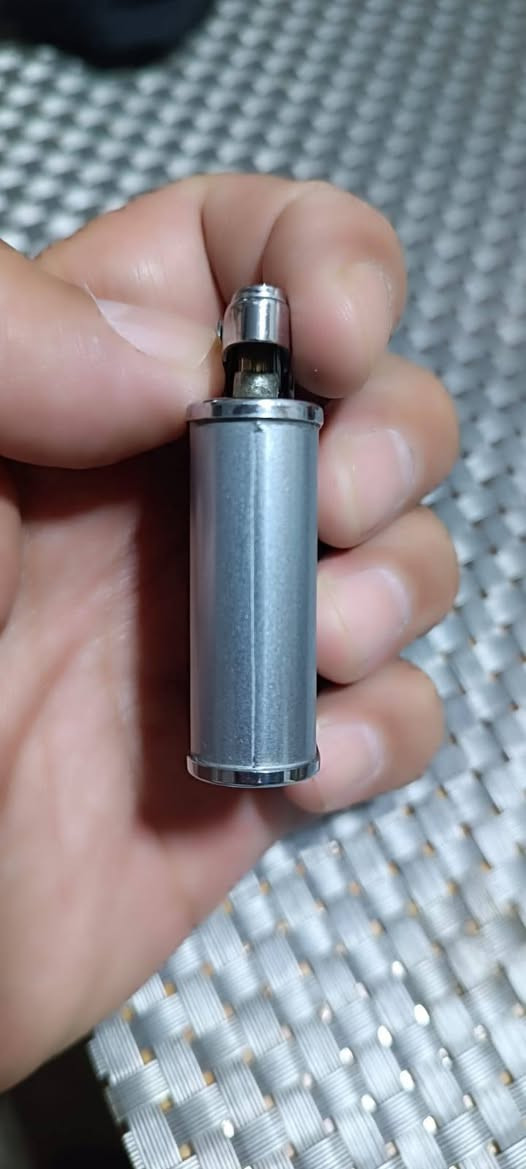 ولاعة كلاسيكية قديمة (Vintage Lighter) تعود لمنتصف القرن الماضي، وتحديداً من طراز Excelsior Corps الشهير.تفاصيل ومواصفات القطعةالتصميم والآلية: تعتمد على آلية إشعال ميكانيكية أوتوماتيكية تعتمد على ضغط الذراع العلوي لرفع غطاء الفتيل وتوليد الشرر (تشبه إلى حد كبير آلية ولاعات رونسون "Ronson" التقليدية من تلك الحقبة).الشعار المكتوب: يظهر في المنتصف شعار محفور داخل شكل معيني مكتوب فيه "EXCELSIOR J-CORPS".مادة الصنع: هيكل معدني متين مطلي باللون الفضي غير اللامع (Satin/Brushed Silver Tone) مع أجزاء علوية مطلية بالكروم اللامع.نوع الوقود: تعمل باستخدام بنزين الولاعات التقليدي (Petrol/Lighter Fluid) والفتيل وحجر القدّاح.تعتبر هذه الولاعات قطعاً أنيقة تستهوي محبي جمع الأنتيكات والنوادر.


**إذا كنت صاحب هذا الإعلان وتريد حذفه لأي سبب، رجاءا أرسل رسالة إلى الدعم الفني**