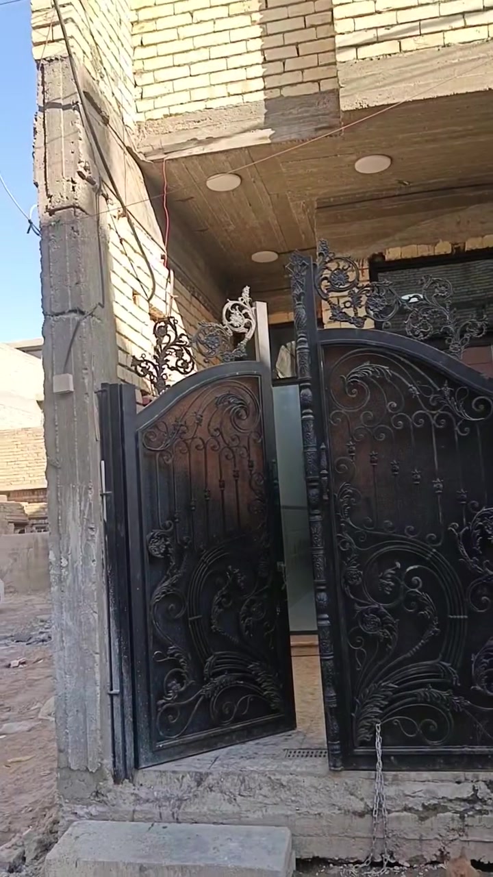 سلام عليكم بيت بل شعله شارع افران الضياء لبيع طابق واحد المساحه مالته ٨٥متره  الكاعيه رفت ولطابق الثاني مبني عل نص بيت مثل ما ماضح بل تصوير كلله درجه ولا  البيت بئول فرع علا ايدك اليسره  بصف الغربي  الرقم *********** يتوفر واتساب
